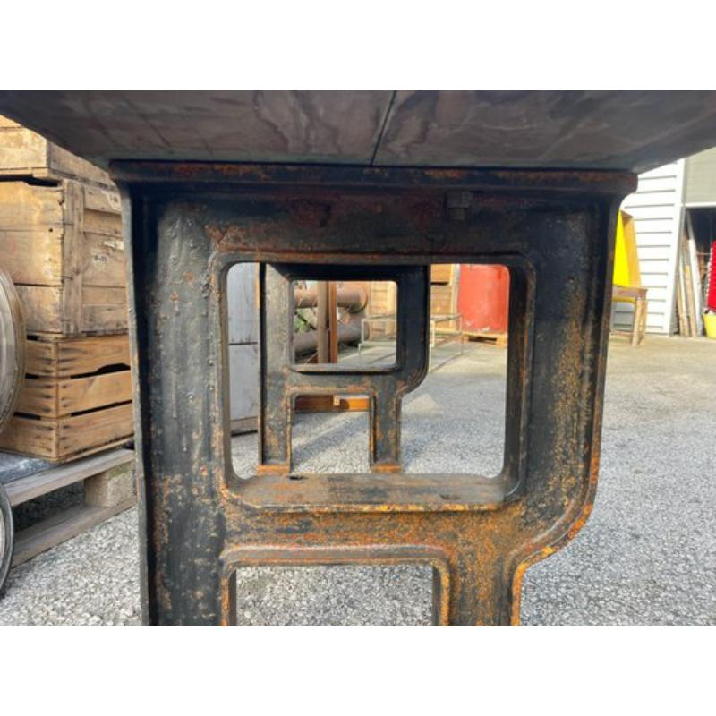 Industrielle Werkbank aus Gusseisen und Holzplatte, 1955 im Zustand „Hervorragend“ im Angebot in Andrézieux-Bouthéon, FR
