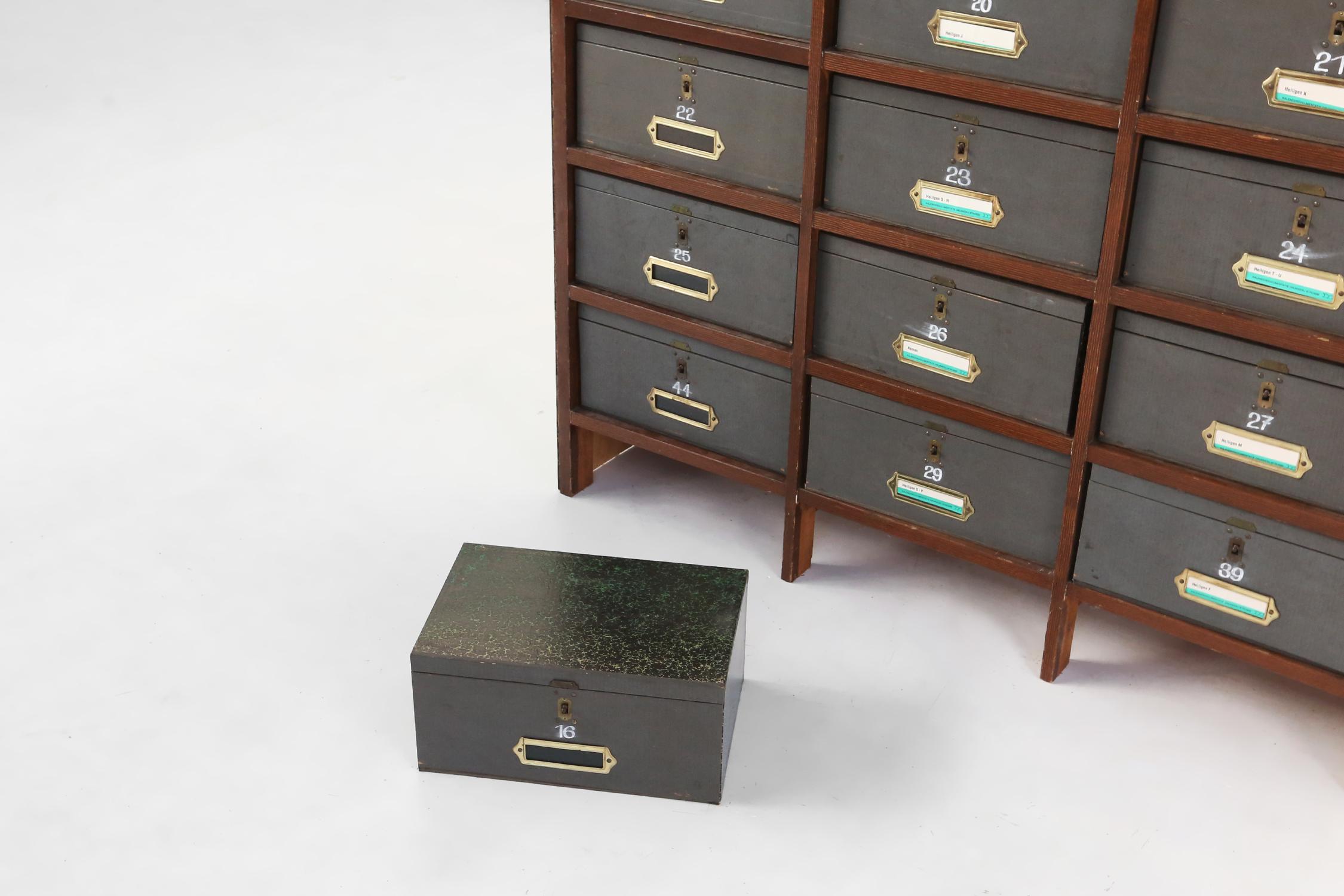 Industrieller Schreibtisch aus Holz mit 30 originalen Karton-Aufbewahrungsboxen im Angebot 5