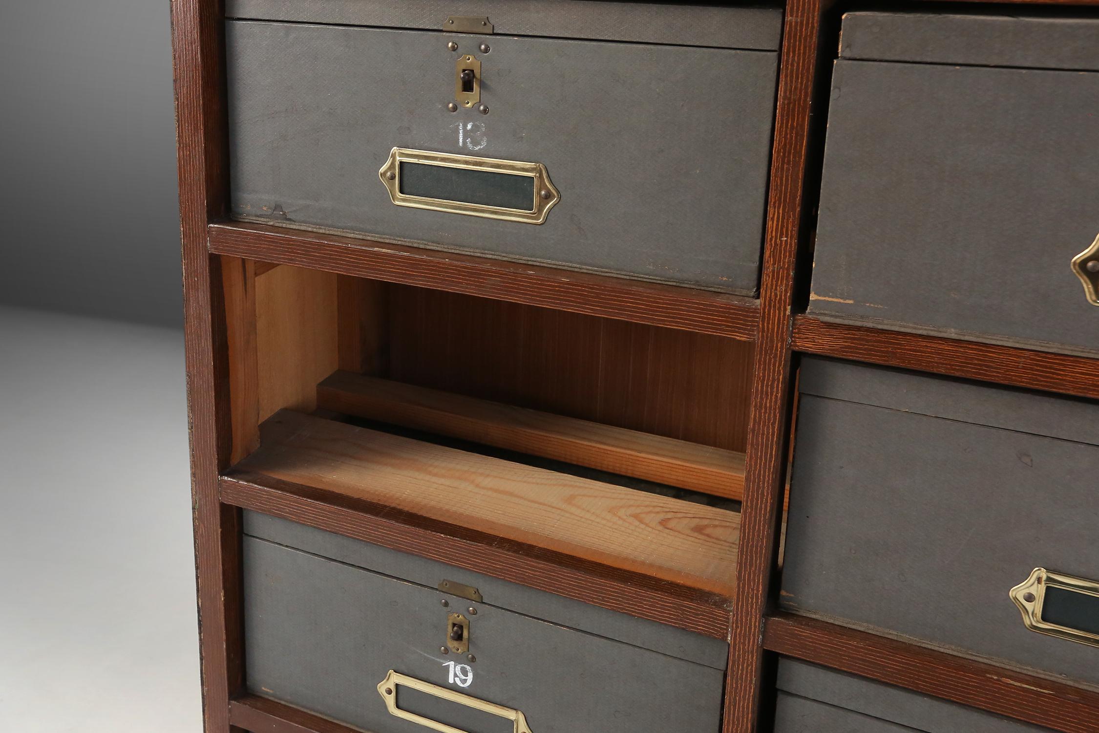 Industrieller Schreibtisch aus Holz mit 30 originalen Karton-Aufbewahrungsboxen im Angebot 6