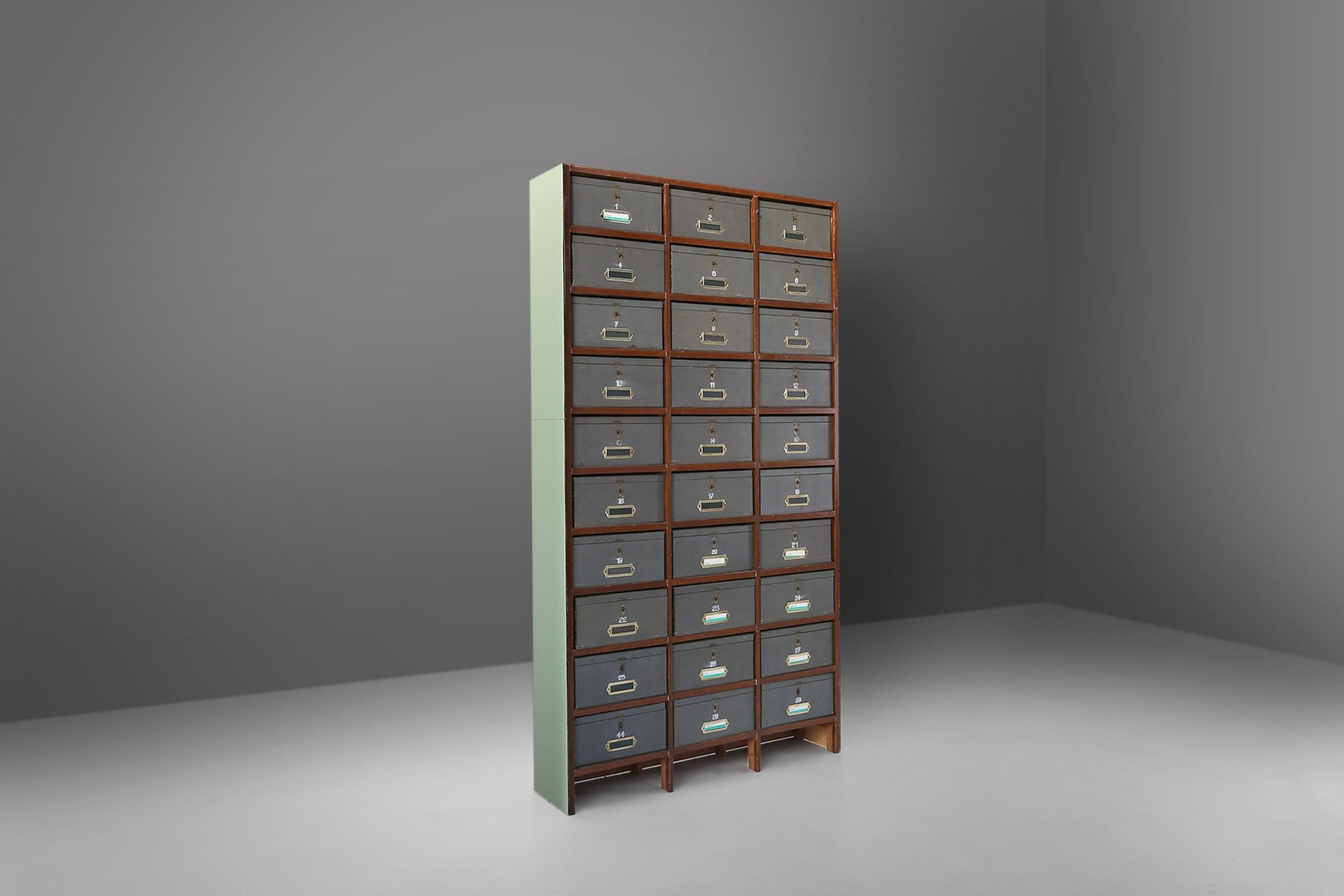 Industrieller Schreibtisch aus Holz mit 30 originalen Karton-Aufbewahrungsboxen im Zustand „Gut“ im Angebot in Meulebeke, BE