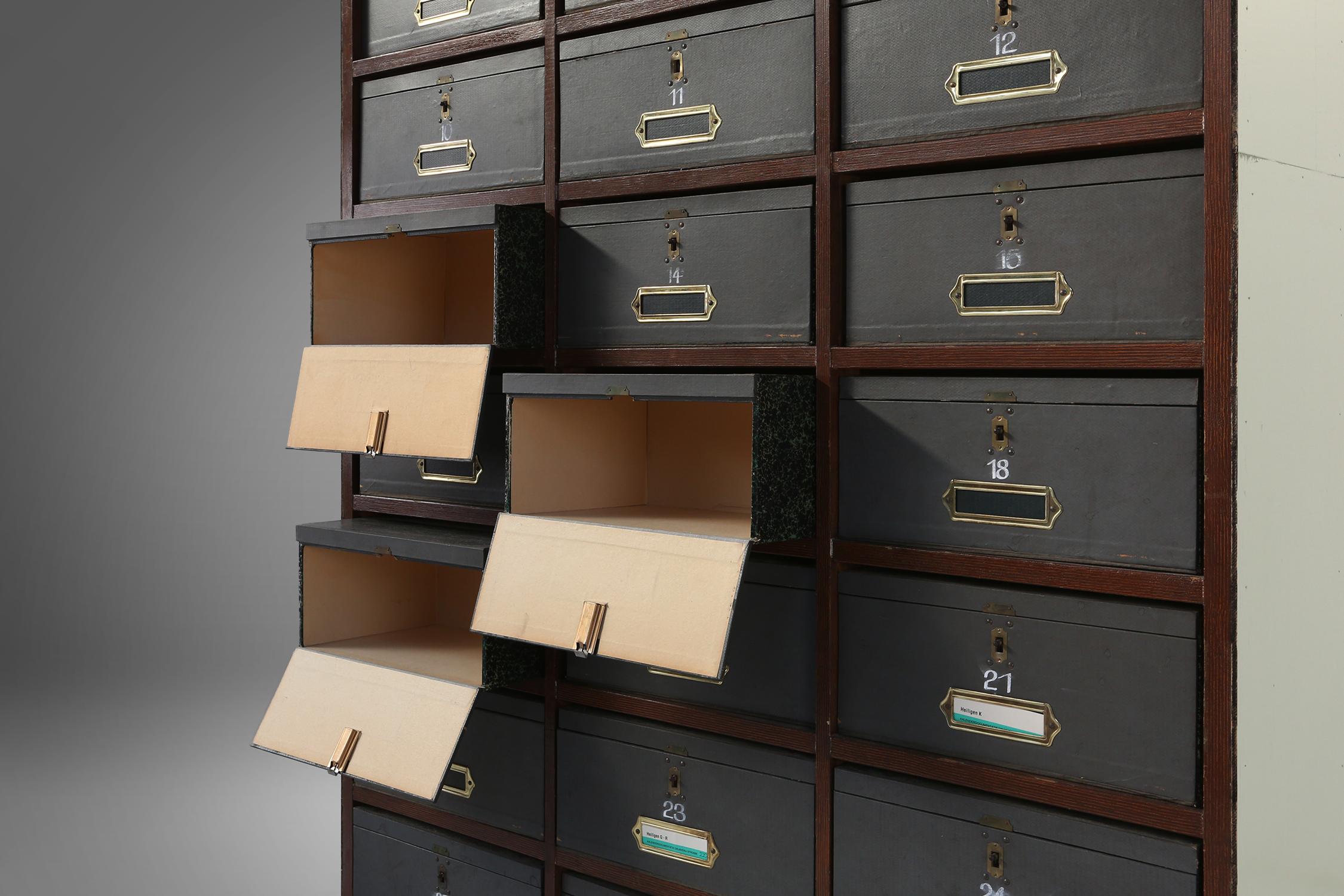 Industrieller Schreibtisch aus Holz mit 30 originalen Karton-Aufbewahrungsboxen (Frühes 20. Jahrhundert) im Angebot