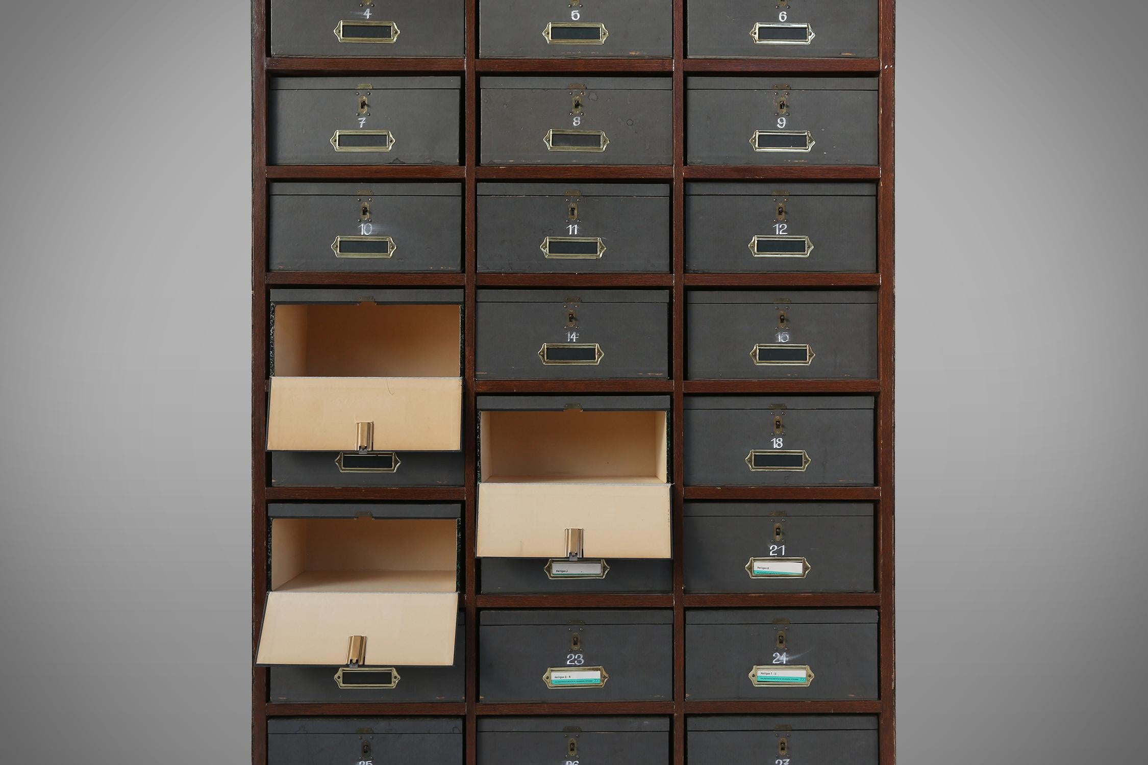 Industrieller Schreibtisch aus Holz mit 30 originalen Karton-Aufbewahrungsboxen (Metall) im Angebot