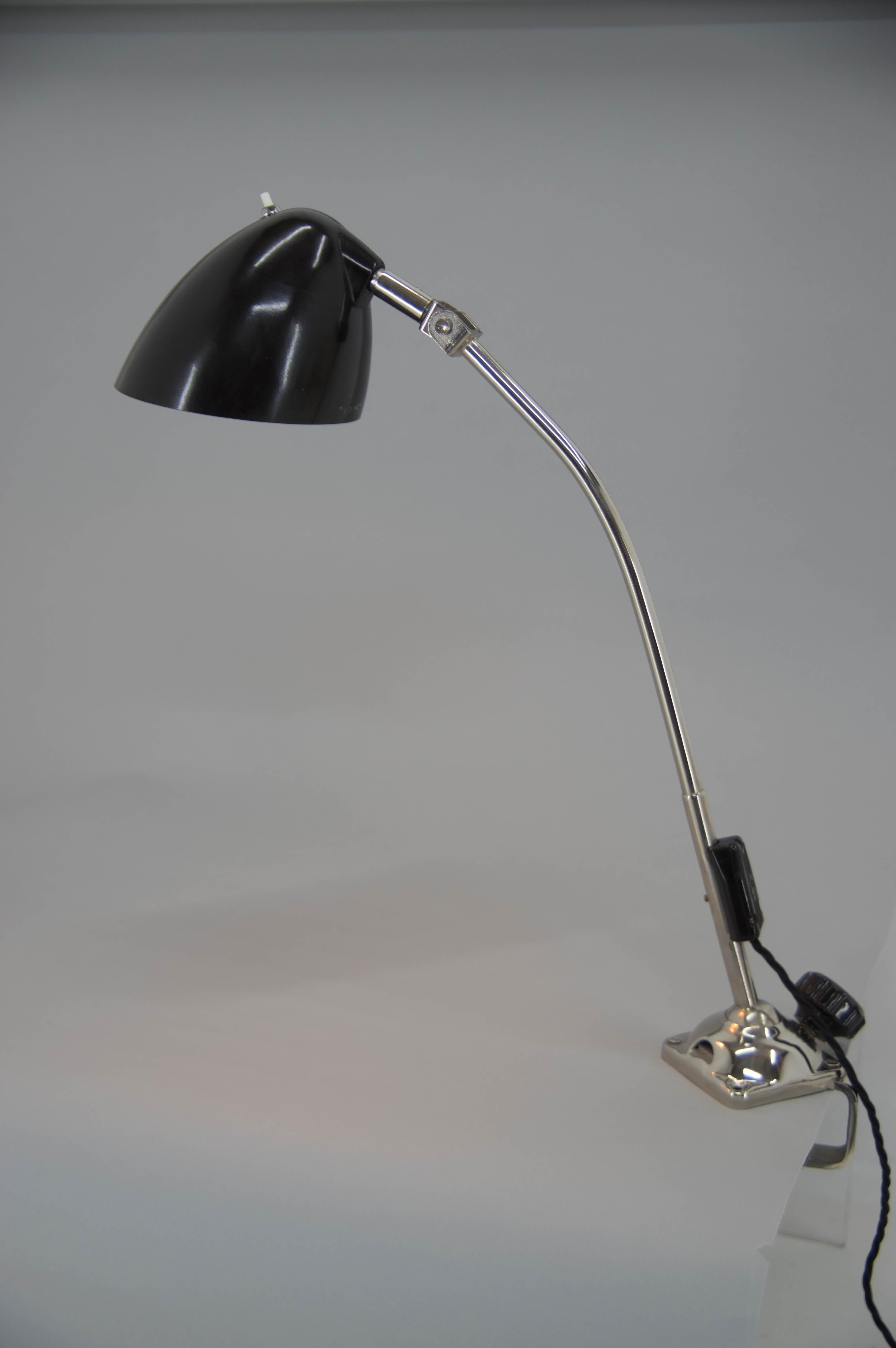 1930s flexible industrial table lamp. Shade made of bakelite.
Restored, rewired
1x60W, E25-E27 bulb
US plug adapter included.
 