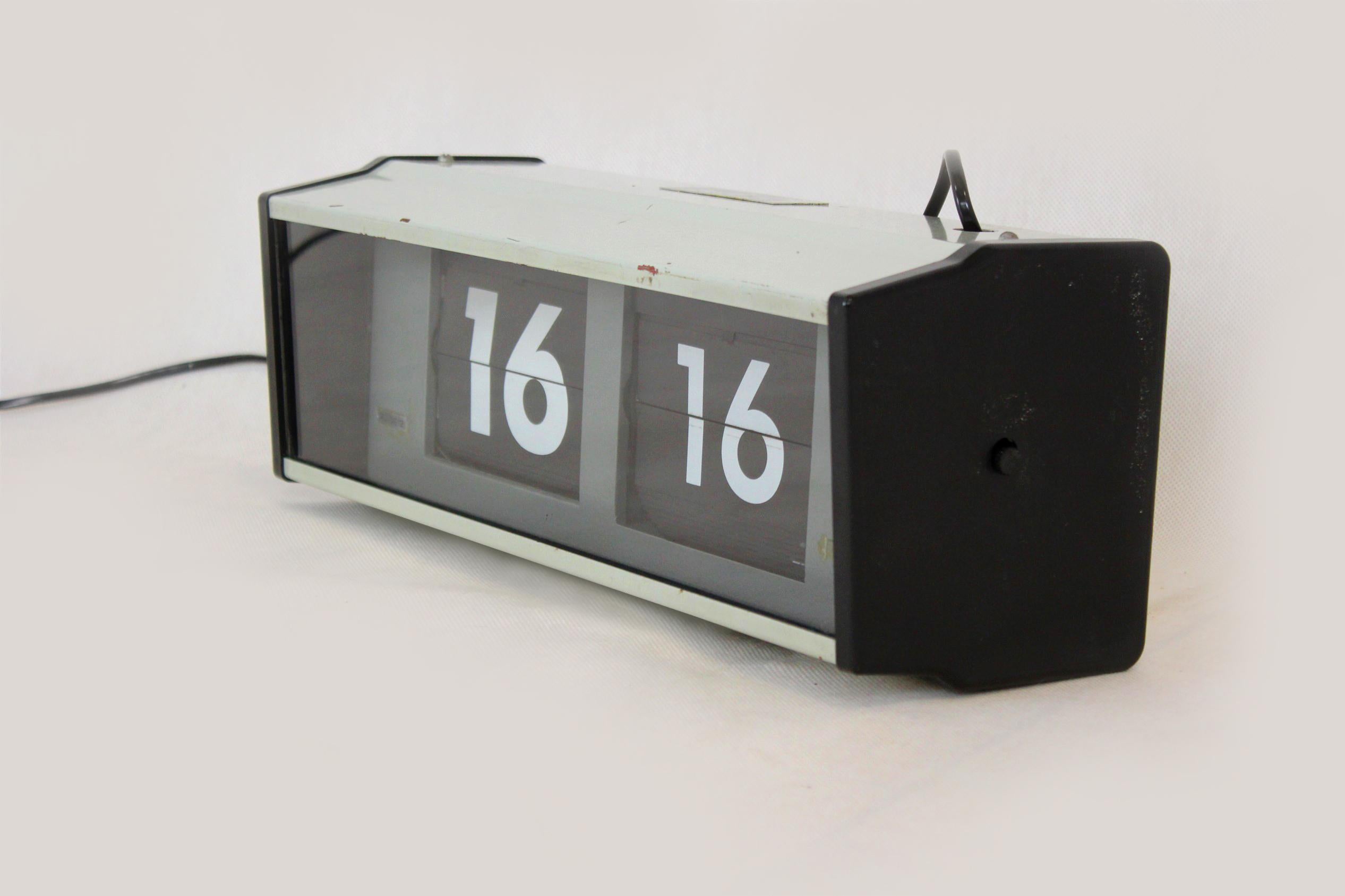 The Pragotron IPJ0612 flip wall clock was designed and manufactured in Czechoslovakia in the 1980s. Clocks of this type were used in railway stations, schools, public administration buildings, etc.
The clock has been converted, an independent