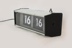 Industrielle Flip-Wanduhr von Pragotron, 1980er Jahre