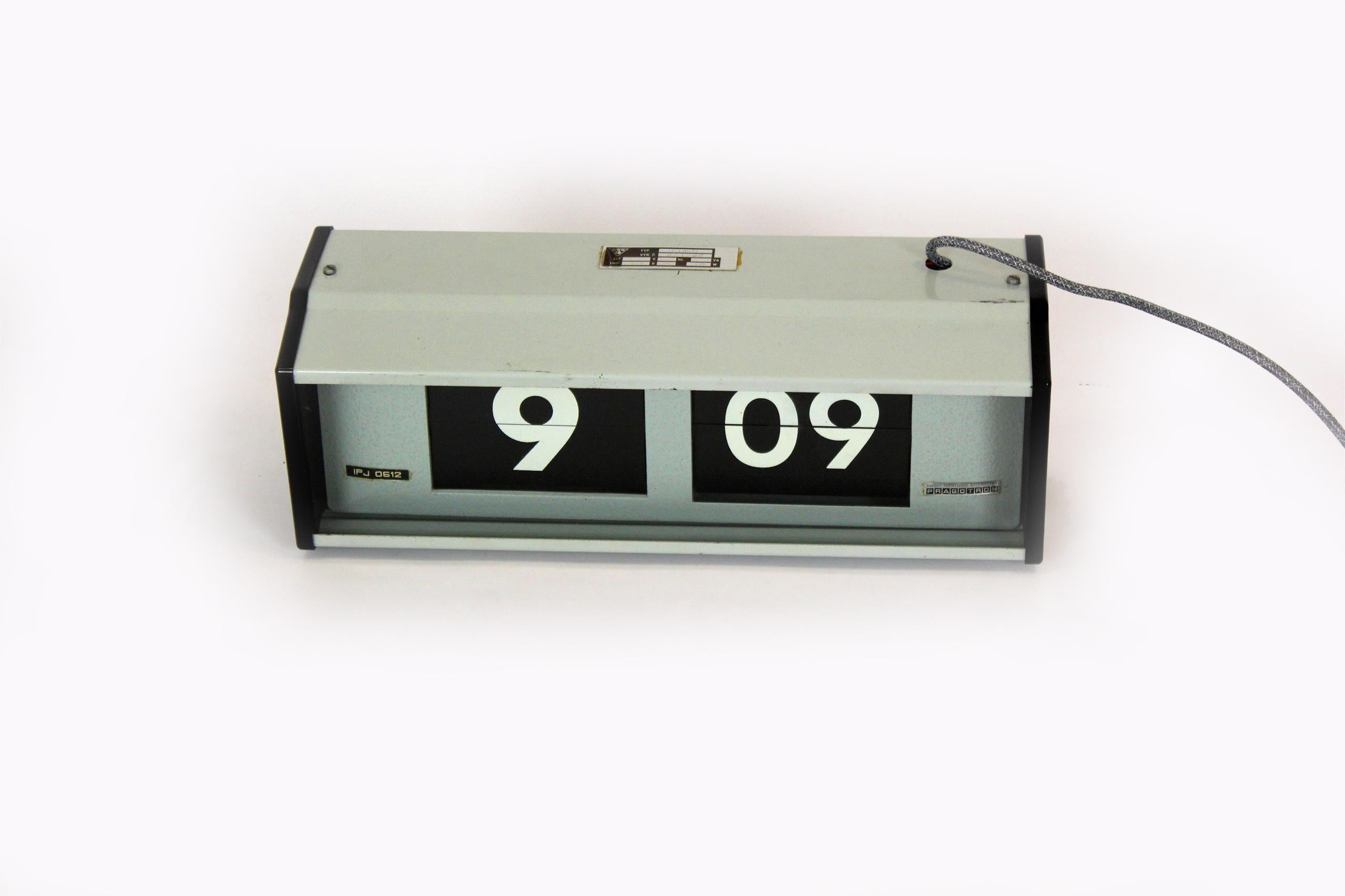 Die Pragotron IPJ0612 Flip-Wanduhr wurde in den 1980er Jahren in der Tschechoslowakei entworfen und hergestellt. Uhren dieser Art wurden in Bahnhöfen, Schulen, öffentlichen Verwaltungsgebäuden usw. verwendet.
Die Uhr wurde umgerüstet, ein