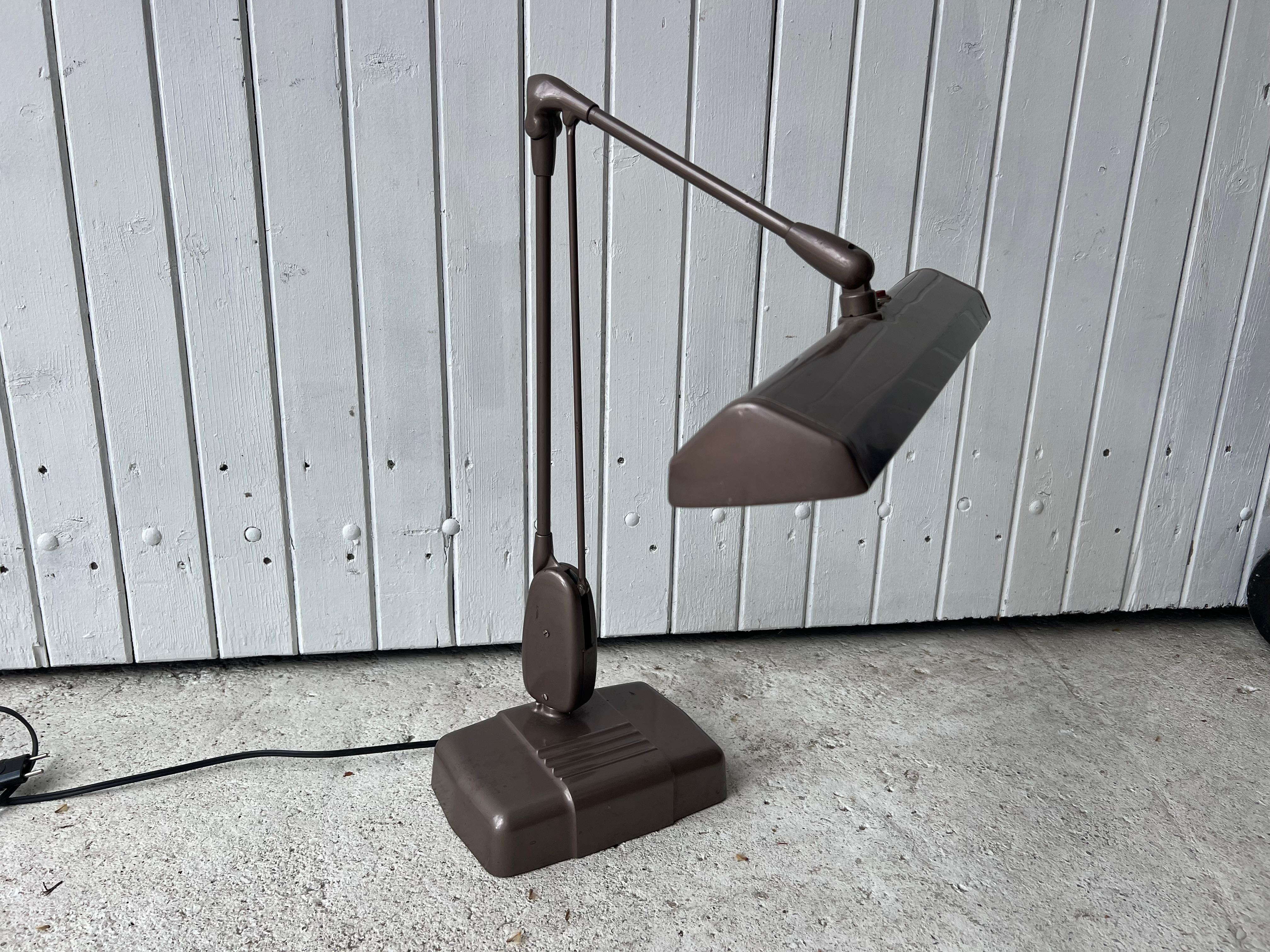 large industrial style desk lamp from Dazor Floating Saint Louis USA
from the 50s in grey/purple color
its articulated arm will allow you to optimize the lighting as best as possible