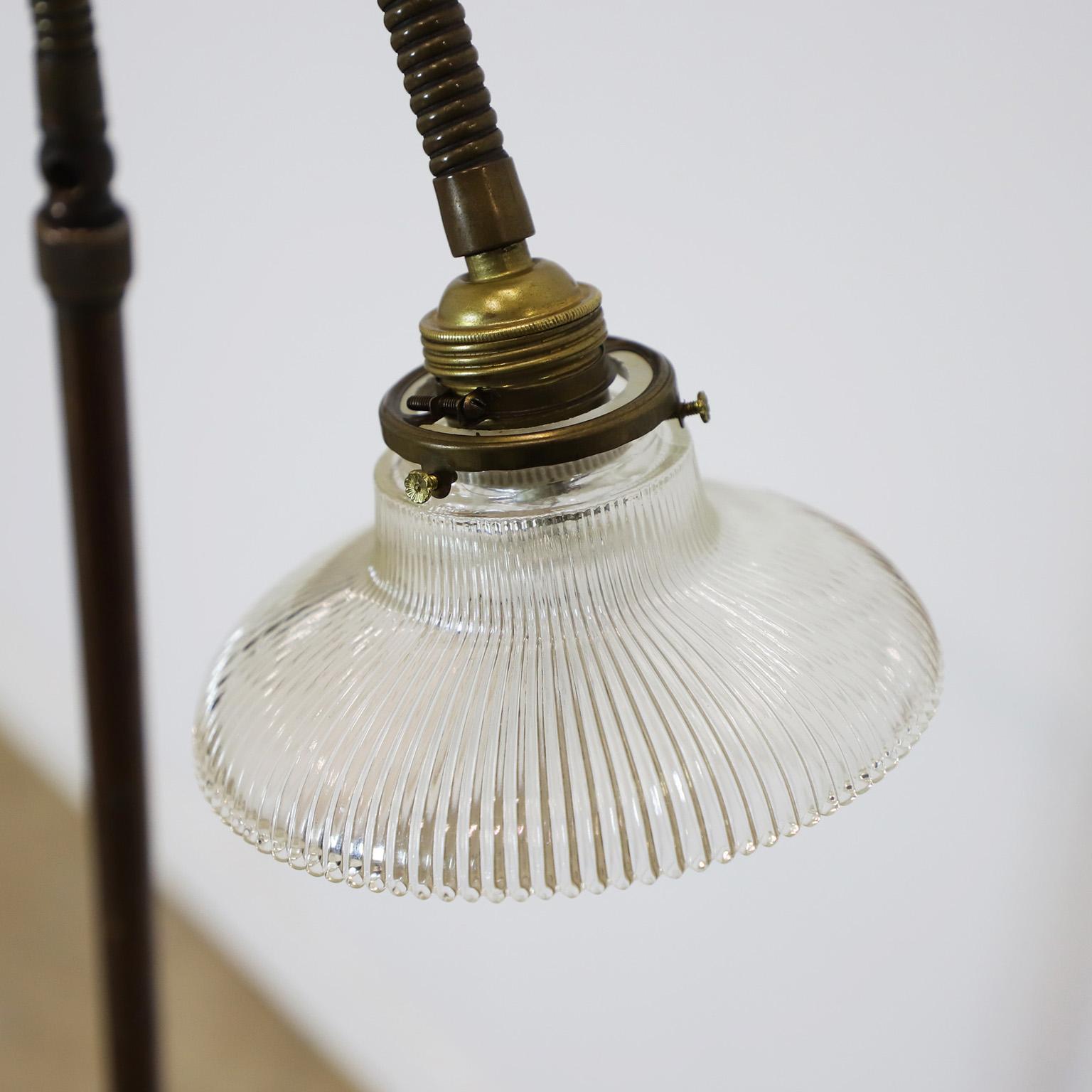 Circa 1930. Nous proposons ce produit Ajustable  Lampadaire. Réinitialisé et travaillant à la perfection.