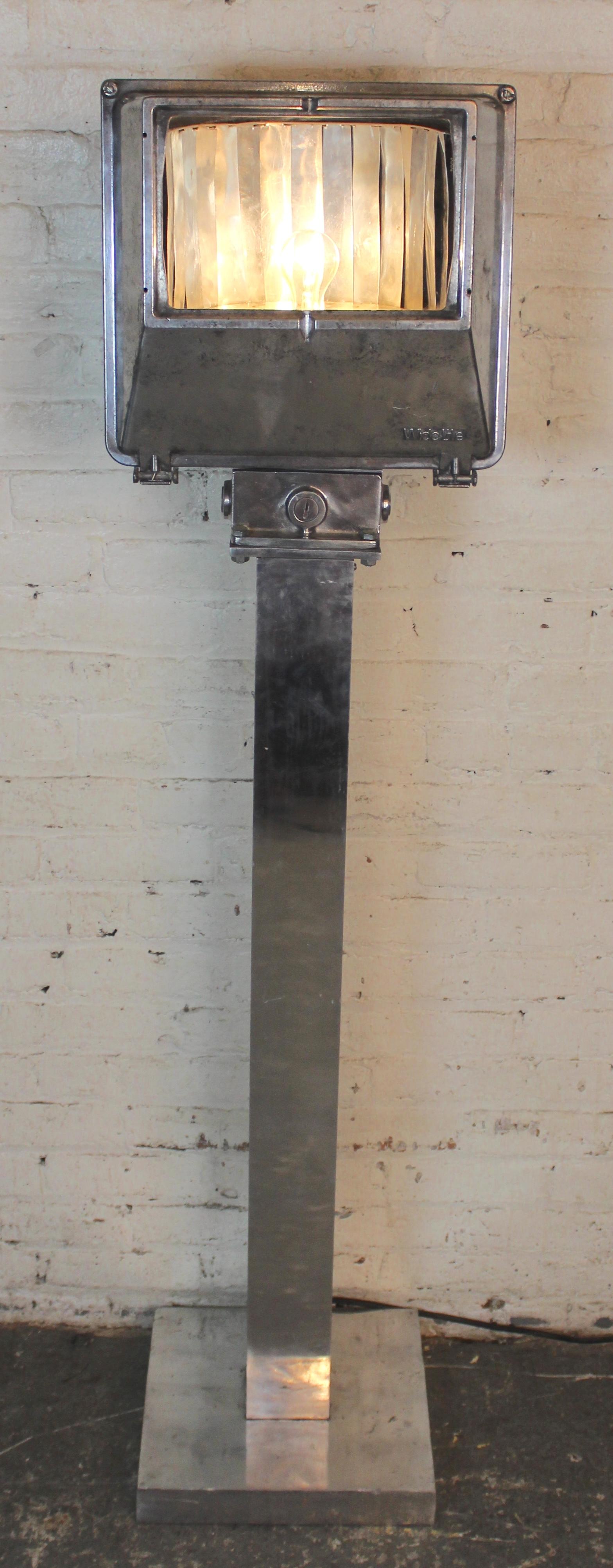 Lámpara de pie industrial siglo XX en venta