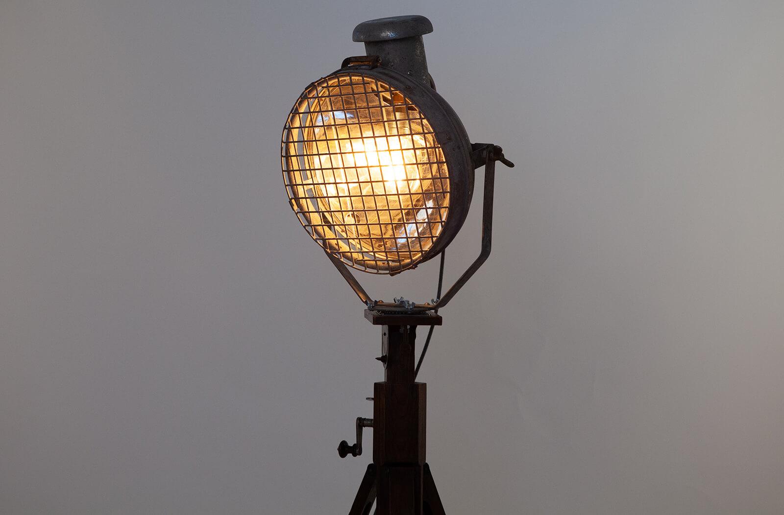 Industrielle Stehlampe aus Tilley, Holz-Dreibein-Sockel im Angebot 13