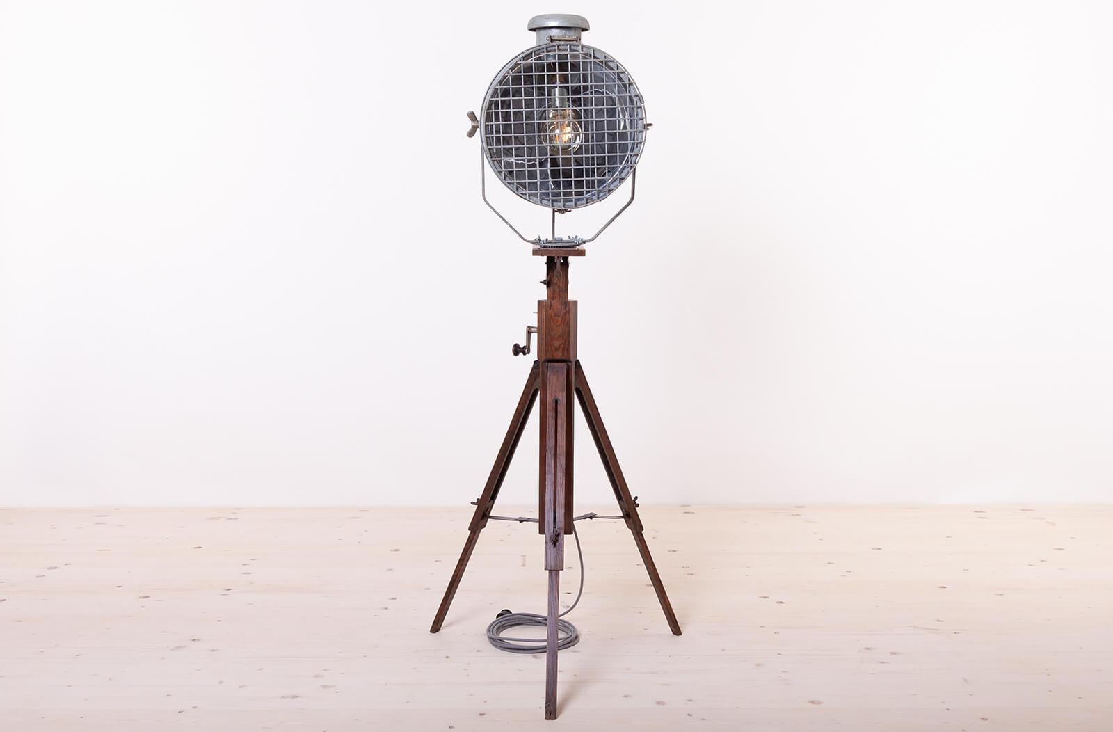Discover a piece of history with this rare antique TILLEY Gas Floodlight with original marking - Model BT 25A.
Crafted with attention to detail, the wooden base (made of old camera tripod) has been meticulously cleaned and treated with oil,