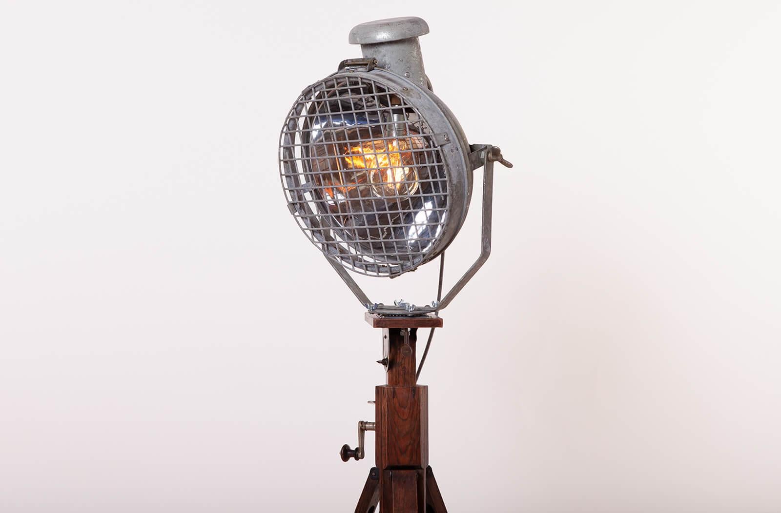 Industrielle Stehlampe aus Tilley, Holz-Dreibein-Sockel im Angebot 14