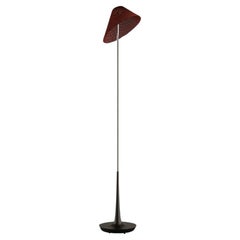 Lampadaire industriel au design minimaliste, base en laque noire et abat-jour rouge