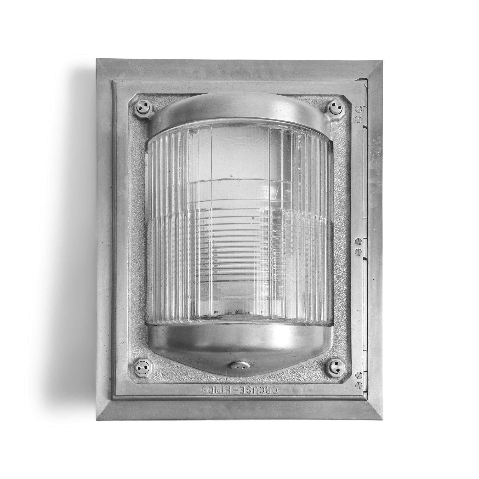 Un'applique da incasso di grandi dimensioni con struttura in alluminio fuso e paralume in vetro fuso a coste, con il nome del produttore. Queste lampade sono installate nelle pareti della diga di Hoover.