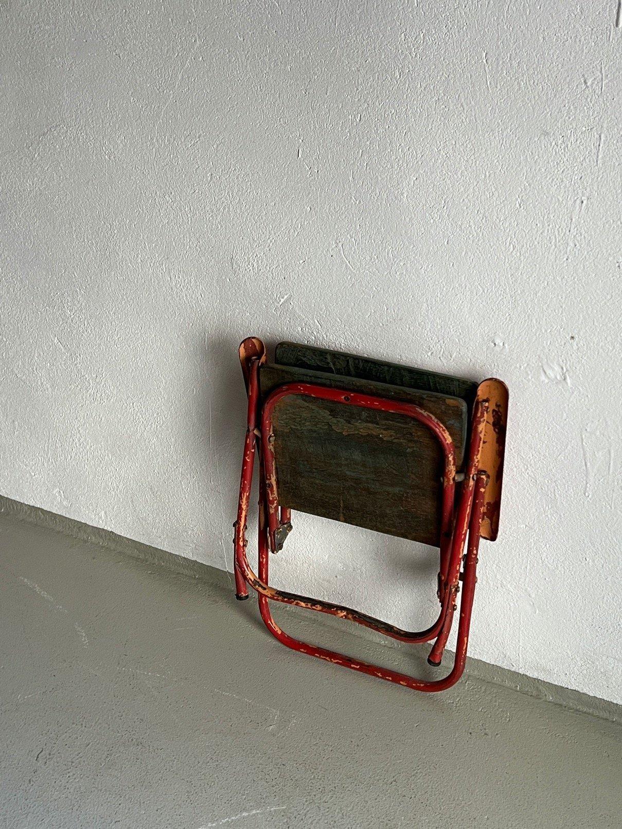 Chaise pliante en métal Wabi Sabi avec cadre en métal peint en rouge et détails en bois peints en vert. Belle patine.

Informations complémentaires :
Lieu d'origine - Pays-Bas
Dimensions : 39 L x 42 P x 55 H cm
Assise : 28 H cm