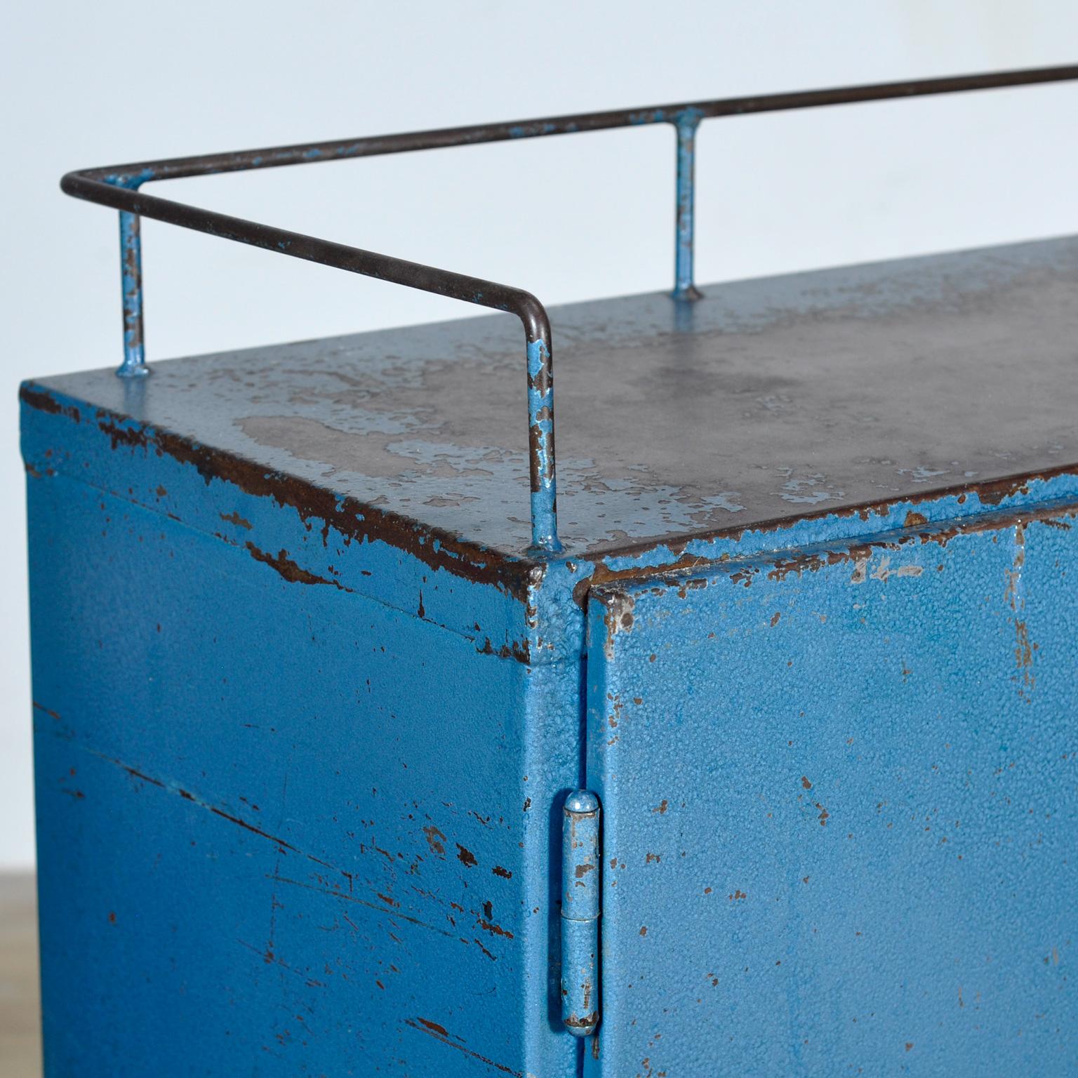 Industrial four-drawer cabinet from the 1970s For Sale 3