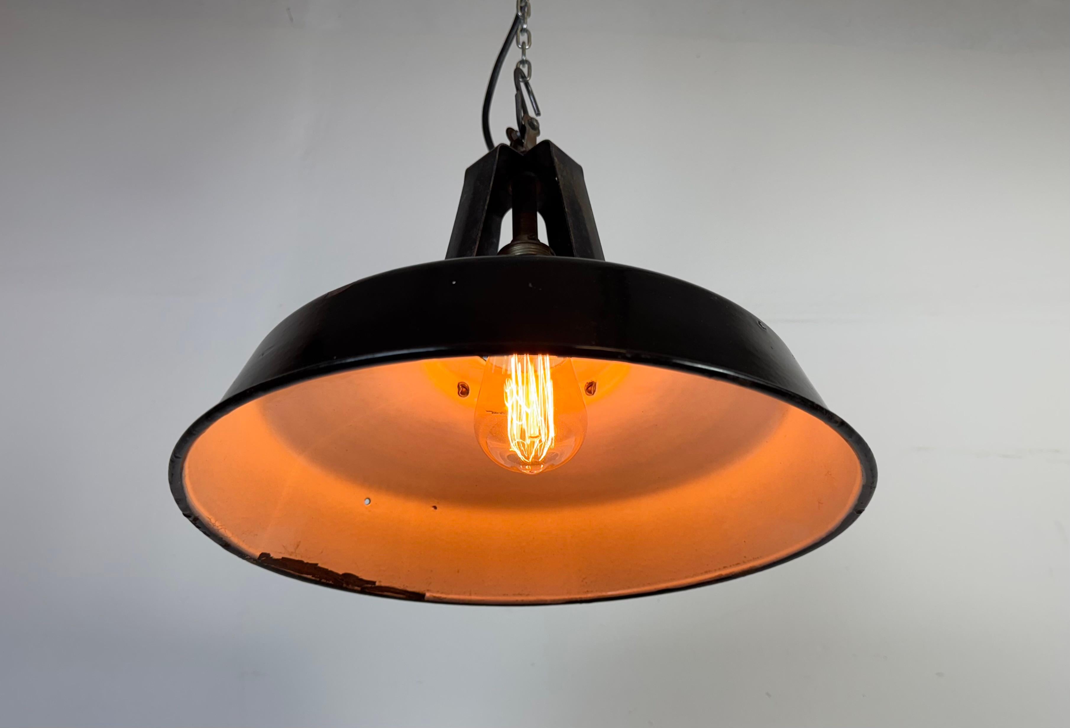Industrielle französische schwarze Emaille-Hängelampe aus MAZDA, 1960er Jahre im Angebot 9