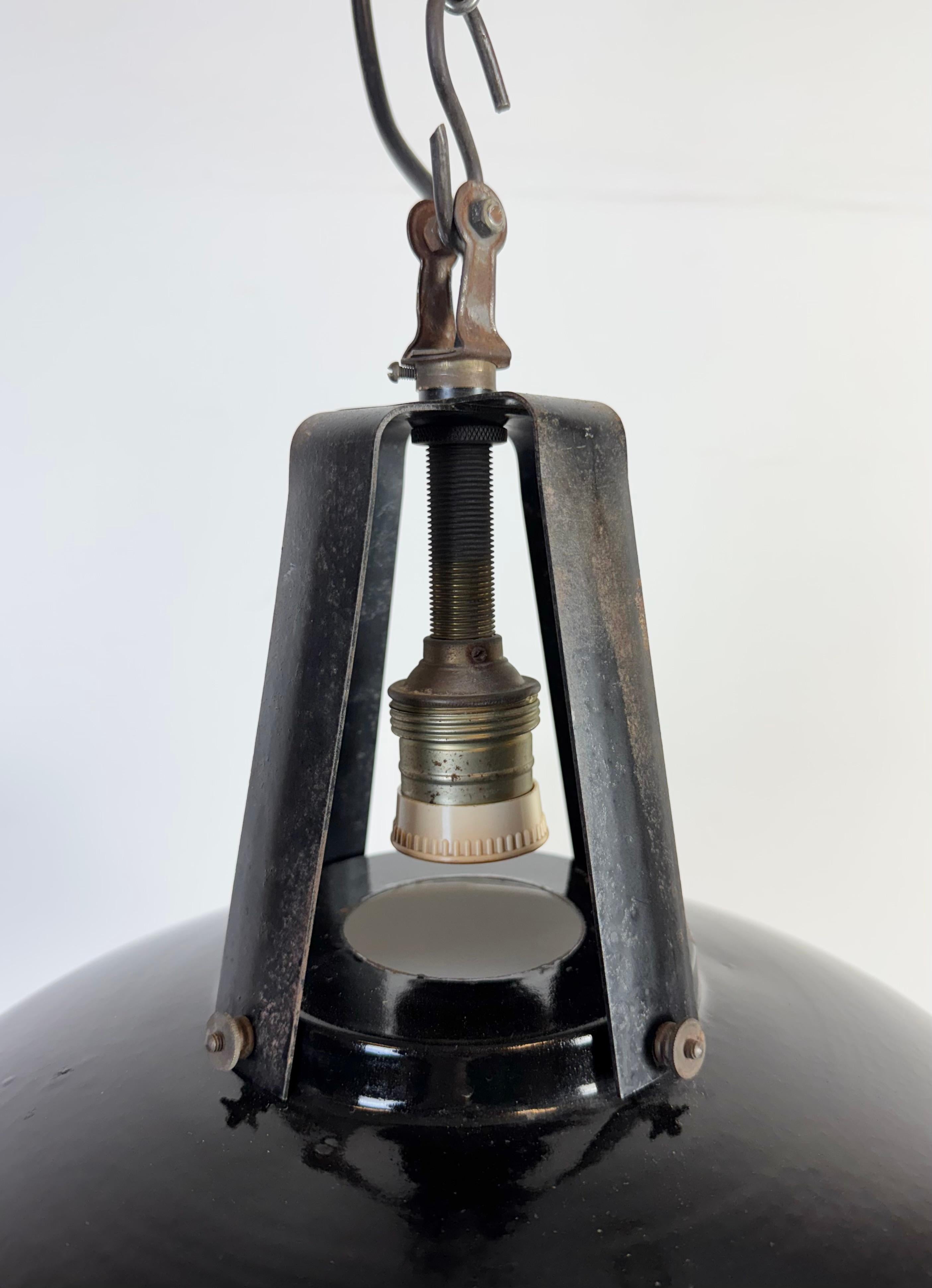 Industrielle französische schwarze Emaille-Hängelampe aus MAZDA, 1960er Jahre im Zustand „Gut“ im Angebot in Kojetice, CZ