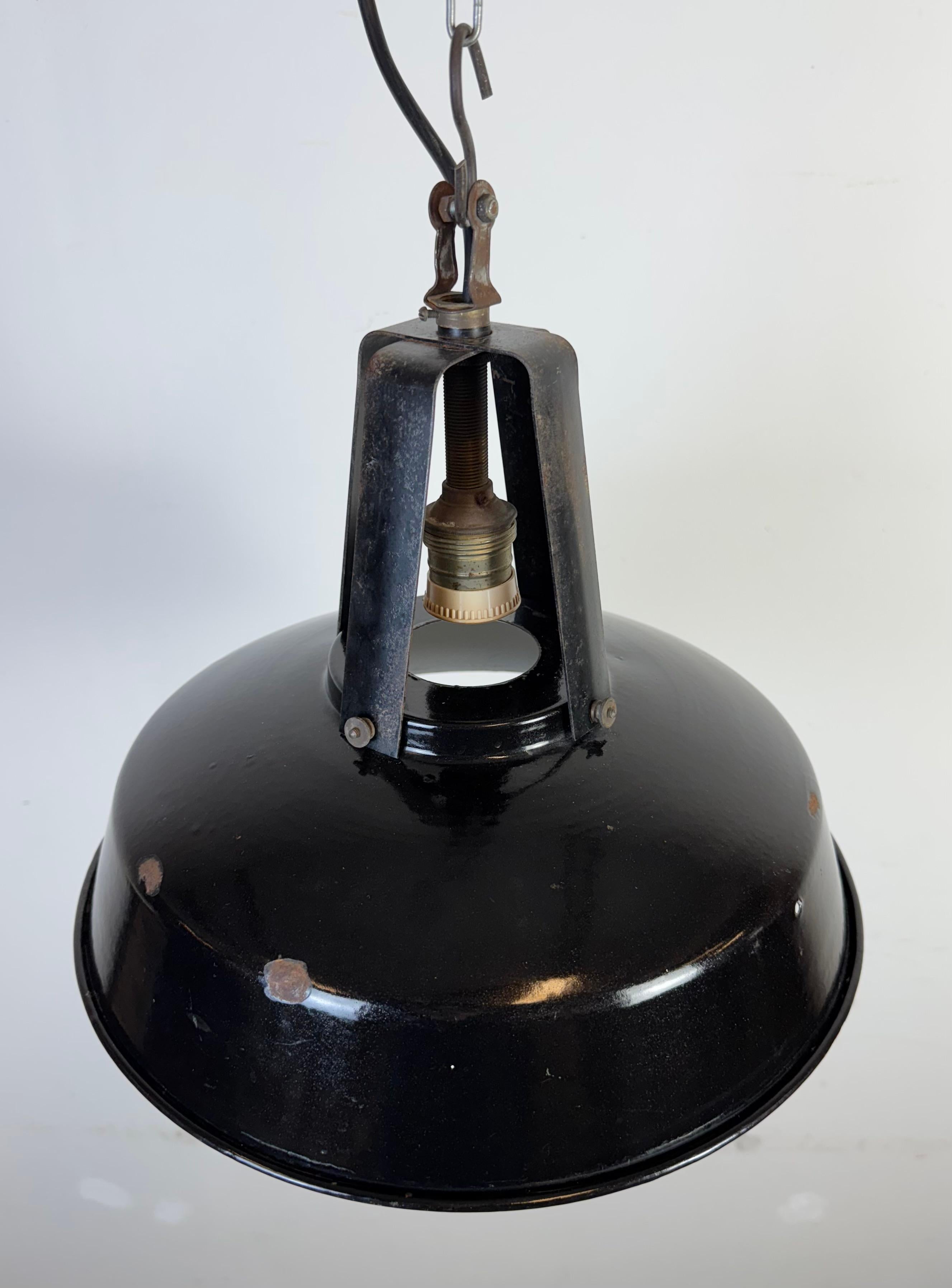 Industrielle französische schwarze Emaille-Hängelampe aus MAZDA, 1960er Jahre im Angebot 1