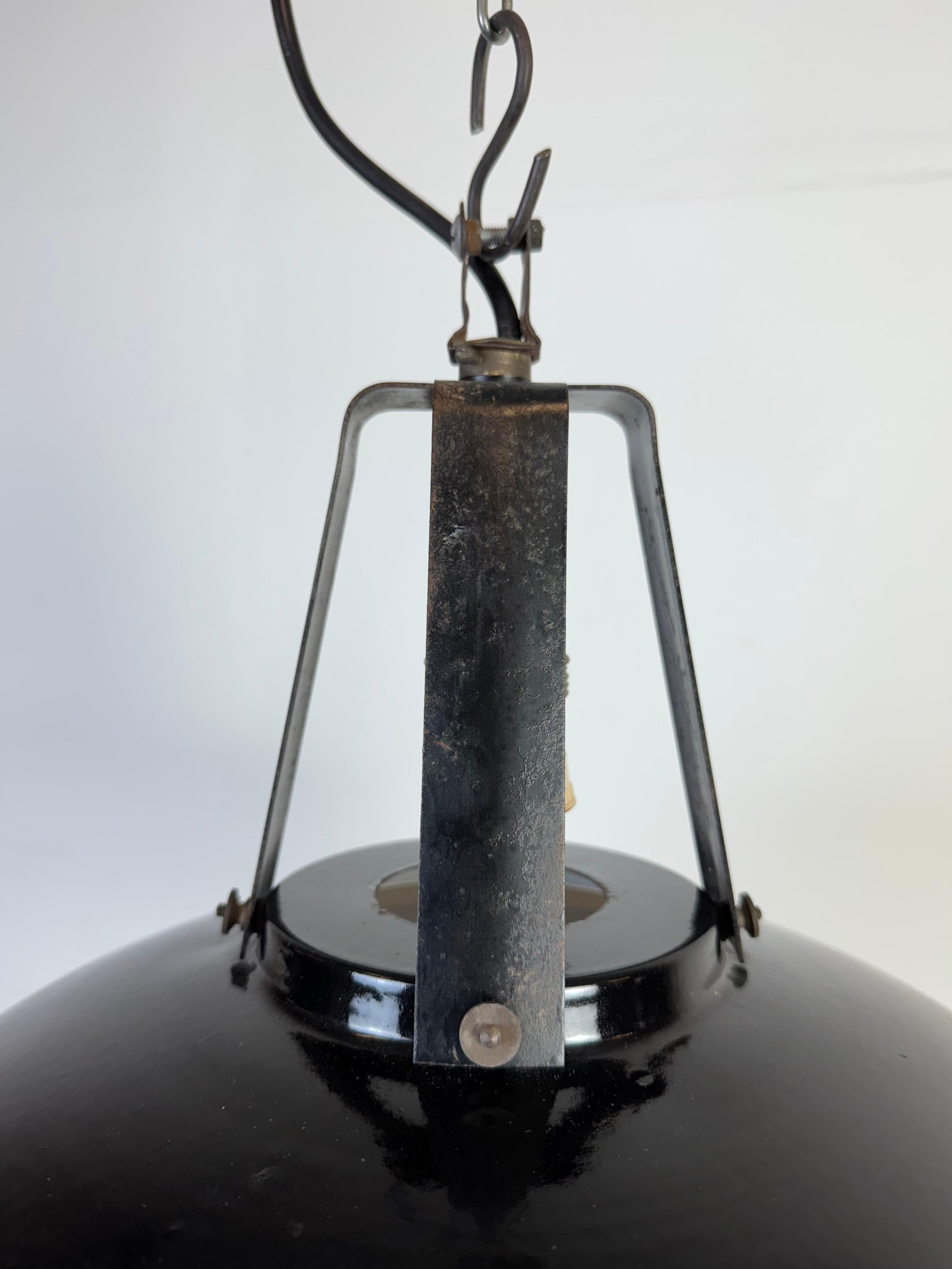 Industrielle französische schwarze Emaille-Hängelampe aus MAZDA, 1960er Jahre im Angebot 2