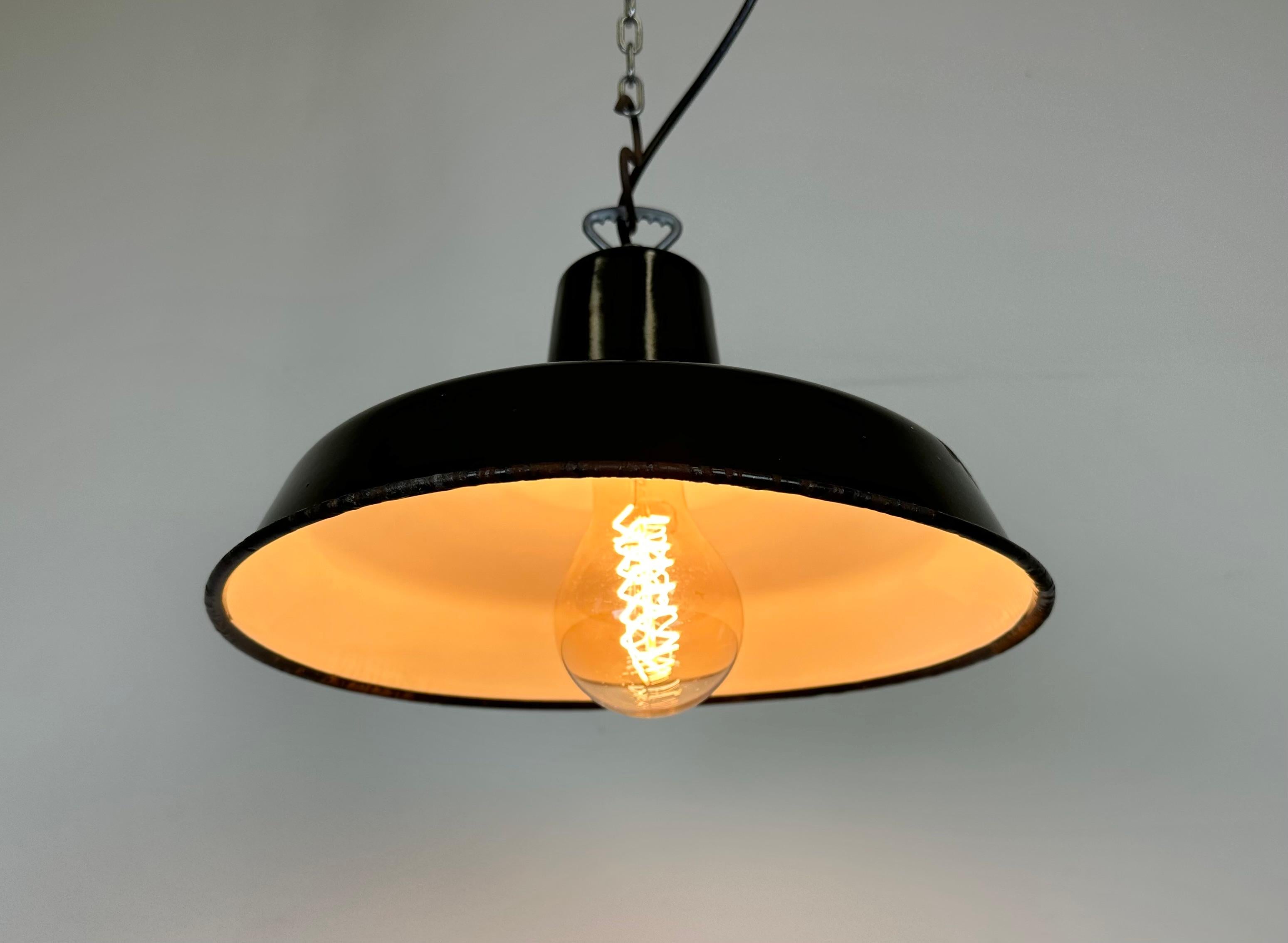 Industrielle französische dunkelgrüne Emaille-Fabrik-Lampe, 1960er Jahre im Angebot 5