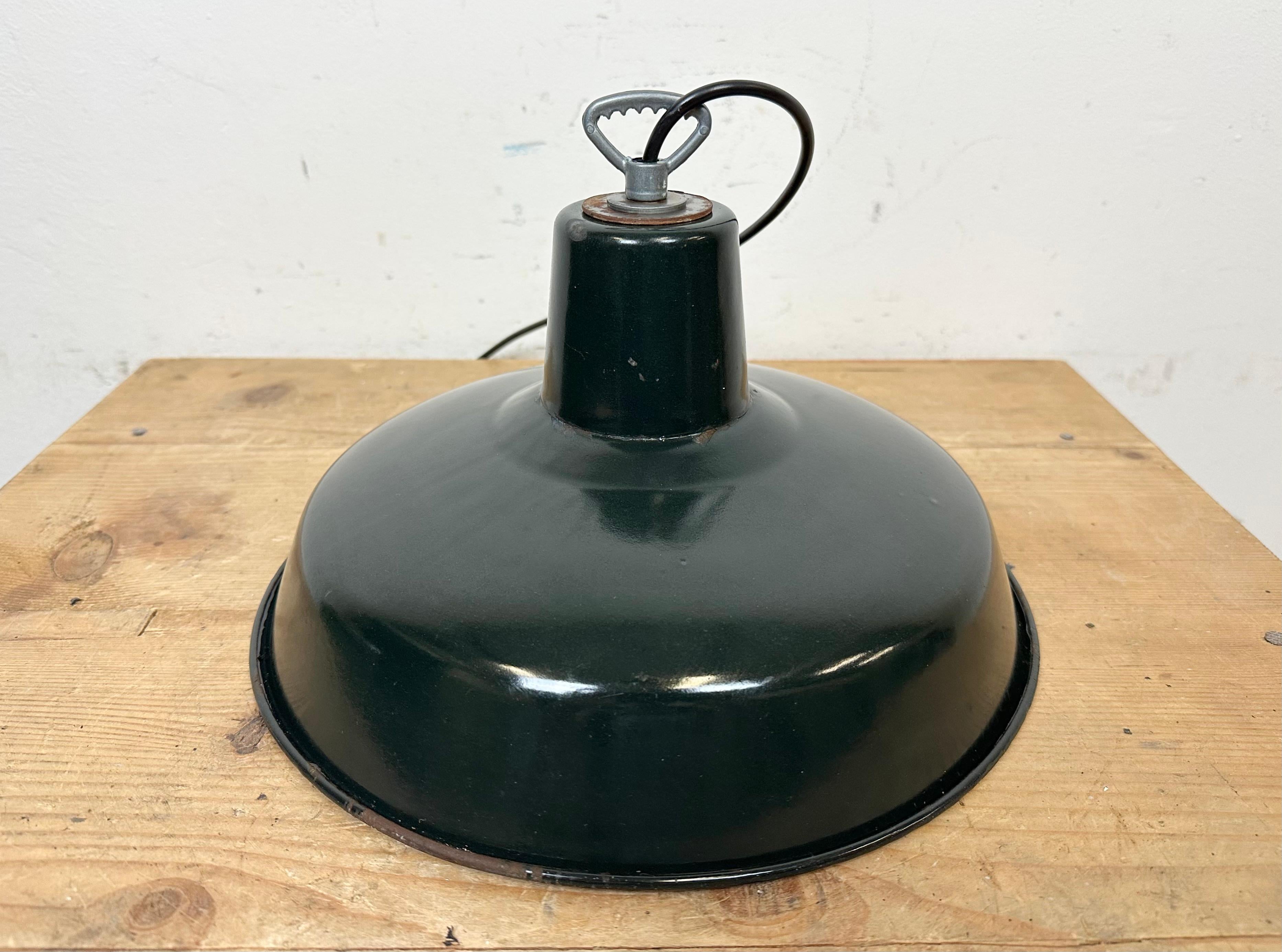 Industrielle französische dunkelgrüne Emaille-Fabrik-Lampe, 1960er Jahre im Angebot 9