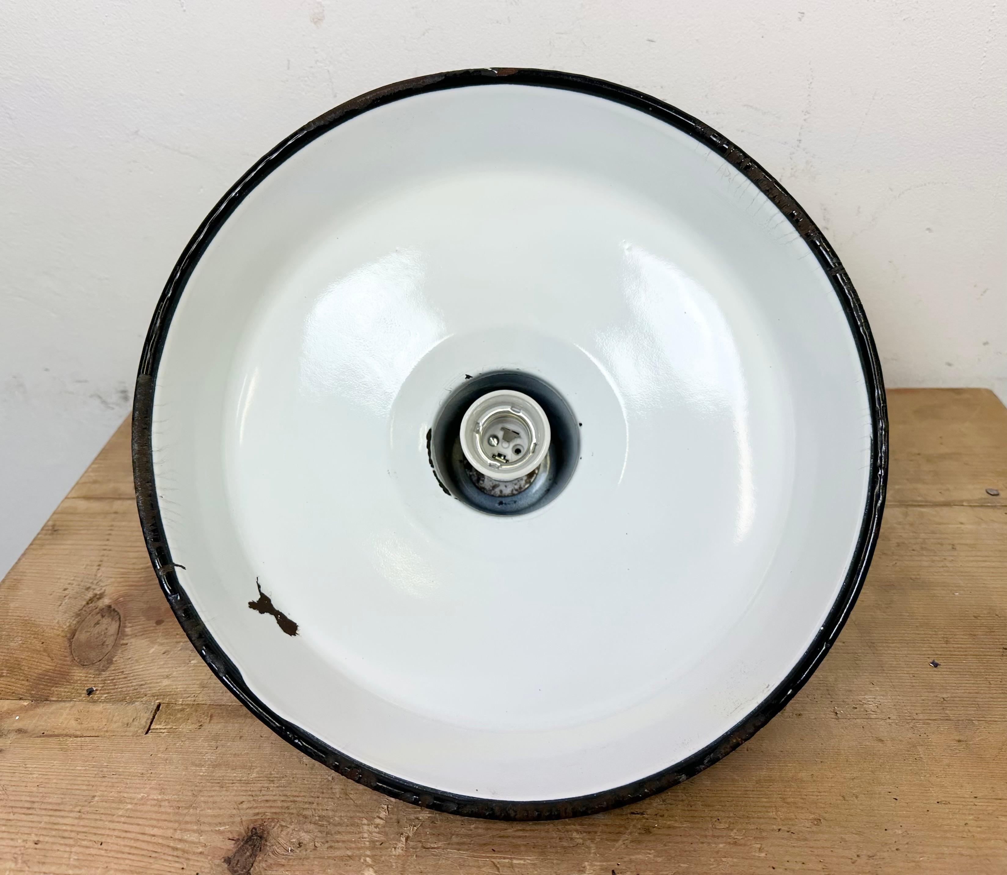 Industrielle französische dunkelgrüne Emaille-Fabrik-Lampe, 1960er Jahre im Angebot 10