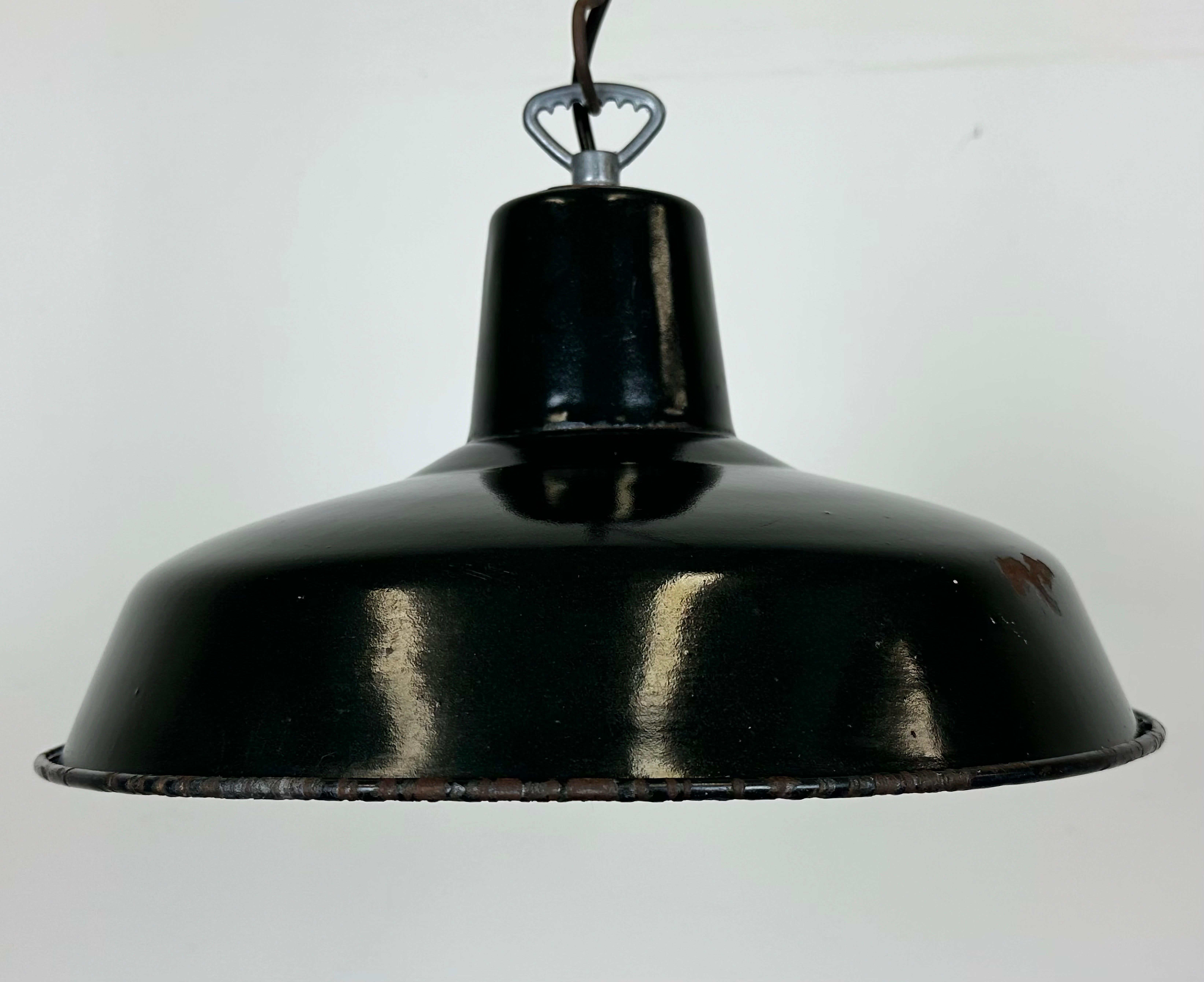 Industrielle französische dunkelgrüne Emaille-Fabrik-Lampe, 1960er Jahre (Französisch) im Angebot