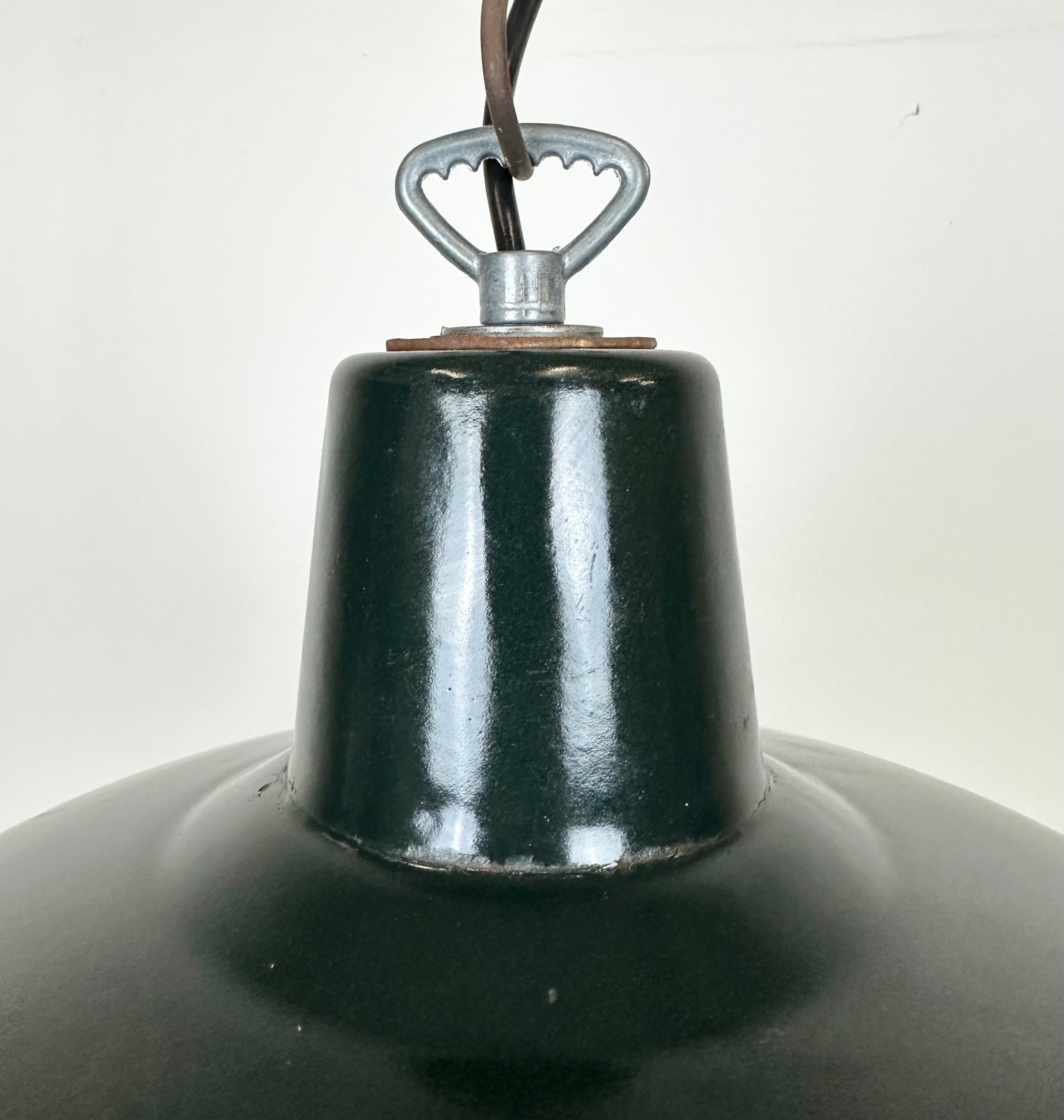 Industrielle französische dunkelgrüne Emaille-Fabrik-Lampe, 1960er Jahre im Zustand „Gut“ im Angebot in Kojetice, CZ