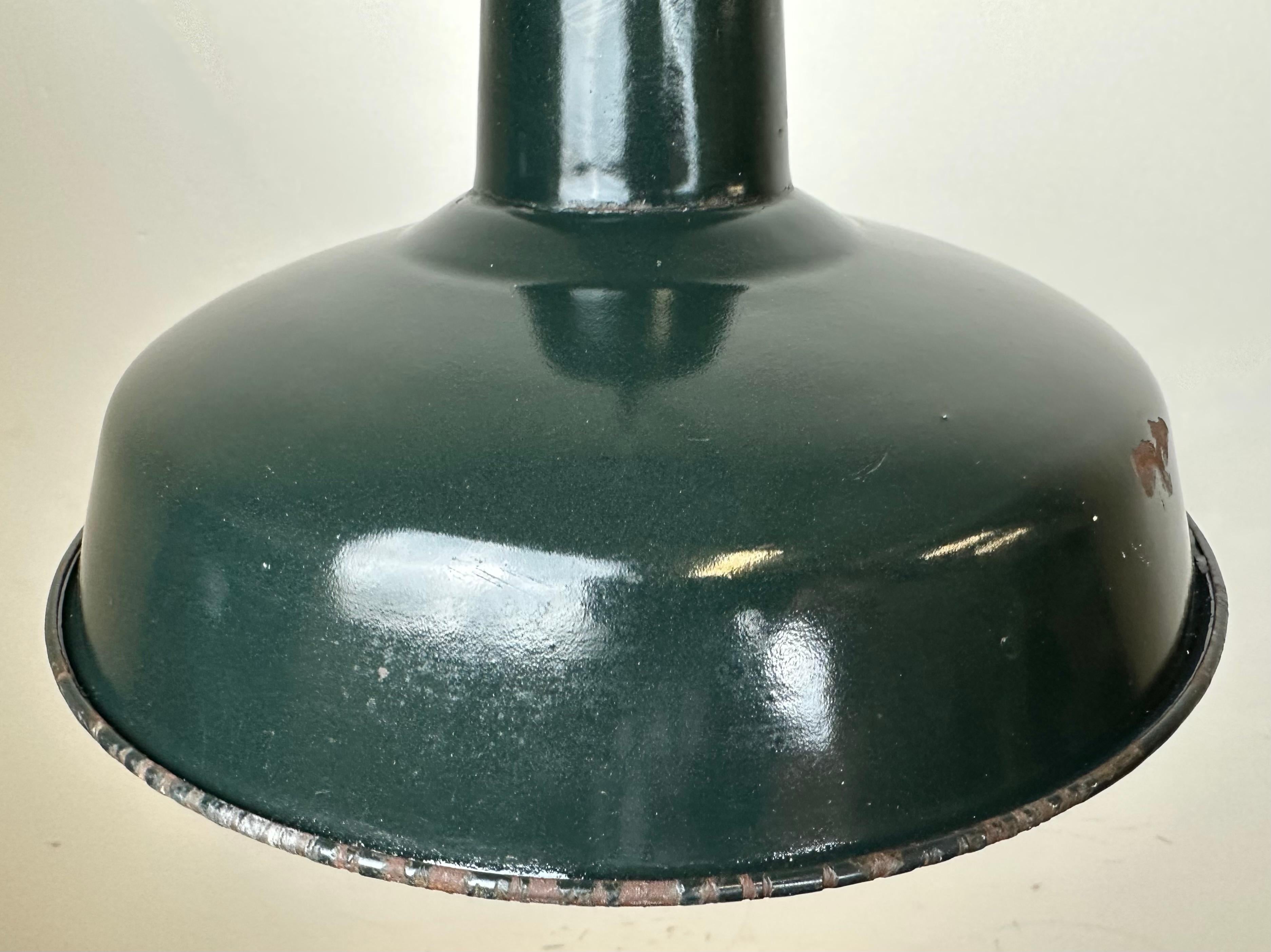 Industrielle französische dunkelgrüne Emaille-Fabrik-Lampe, 1960er Jahre (20. Jahrhundert) im Angebot