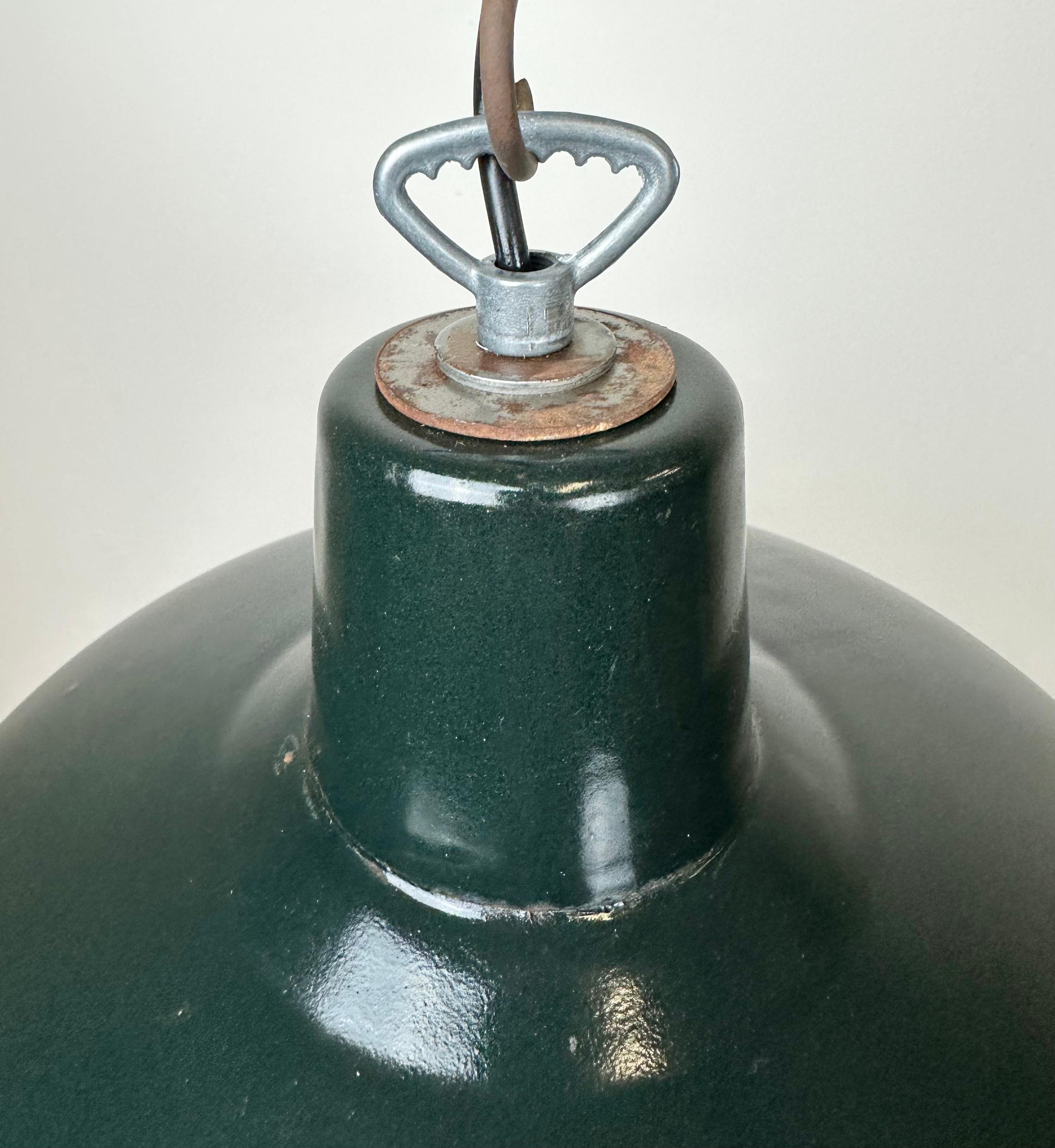 Industrielle französische dunkelgrüne Emaille-Fabrik-Lampe, 1960er Jahre im Angebot 1