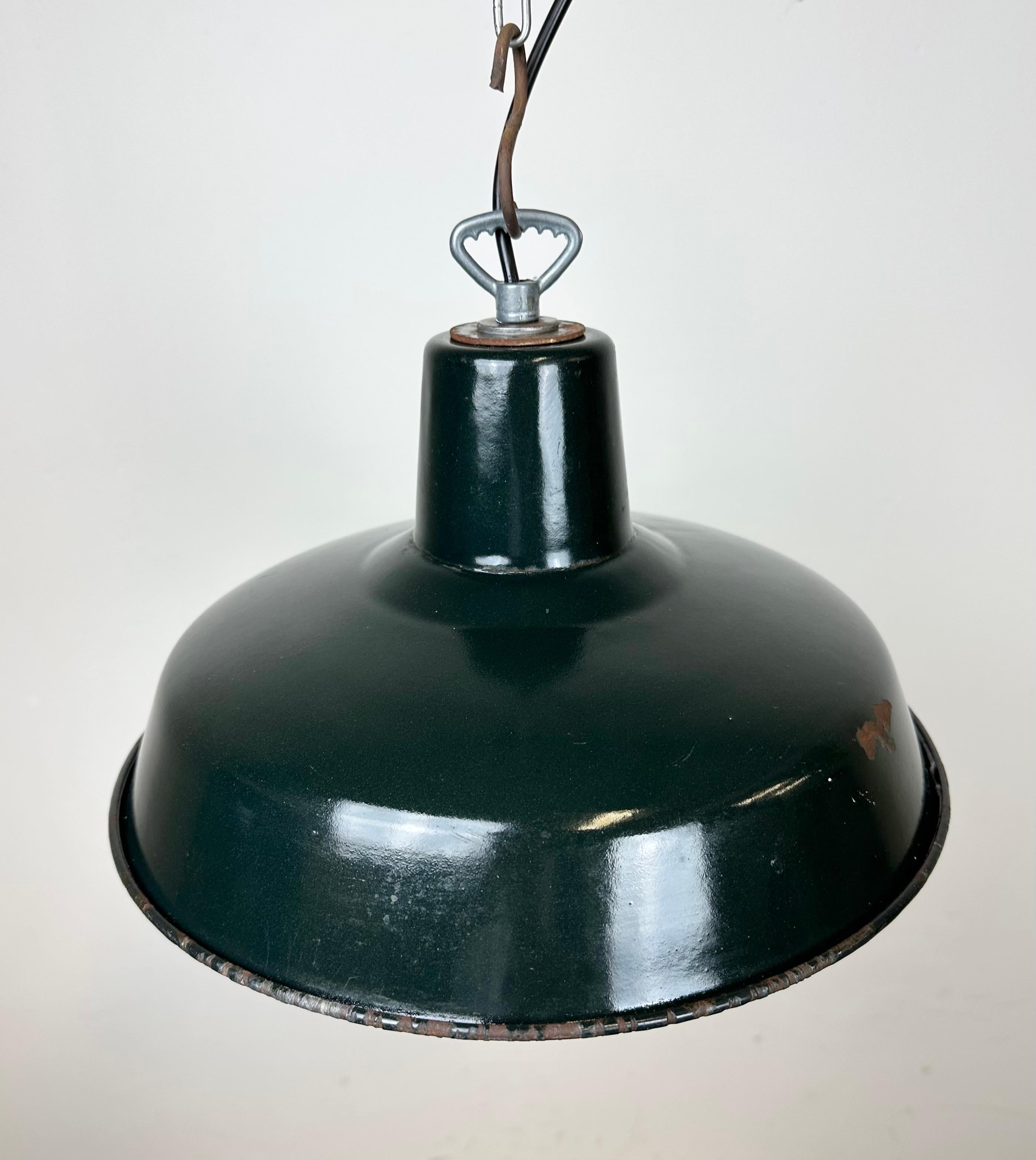Industrielle französische dunkelgrüne Emaille-Fabrik-Lampe, 1960er Jahre im Angebot 2