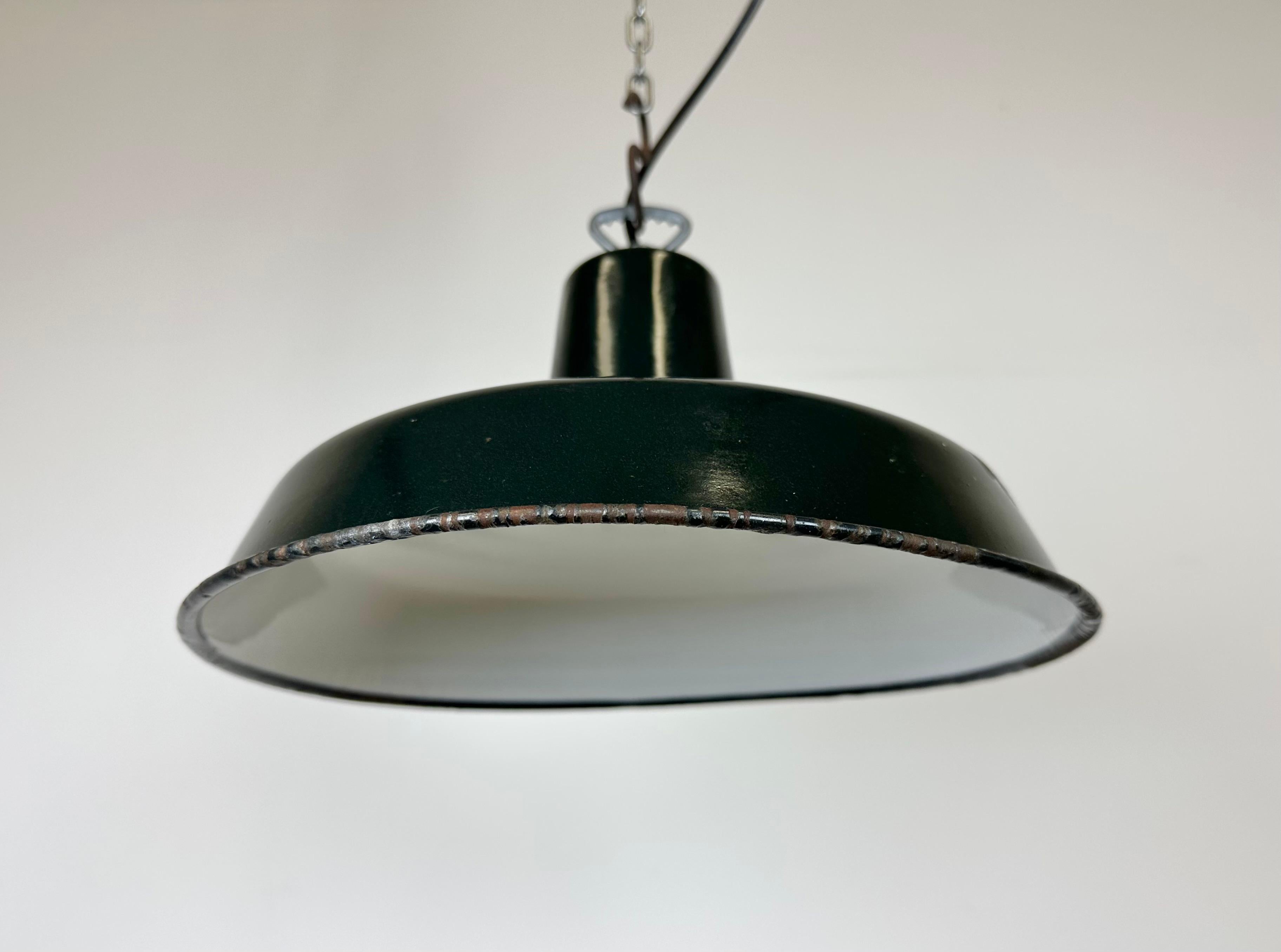 Industrielle französische dunkelgrüne Emaille-Fabrik-Lampe, 1960er Jahre im Angebot 3