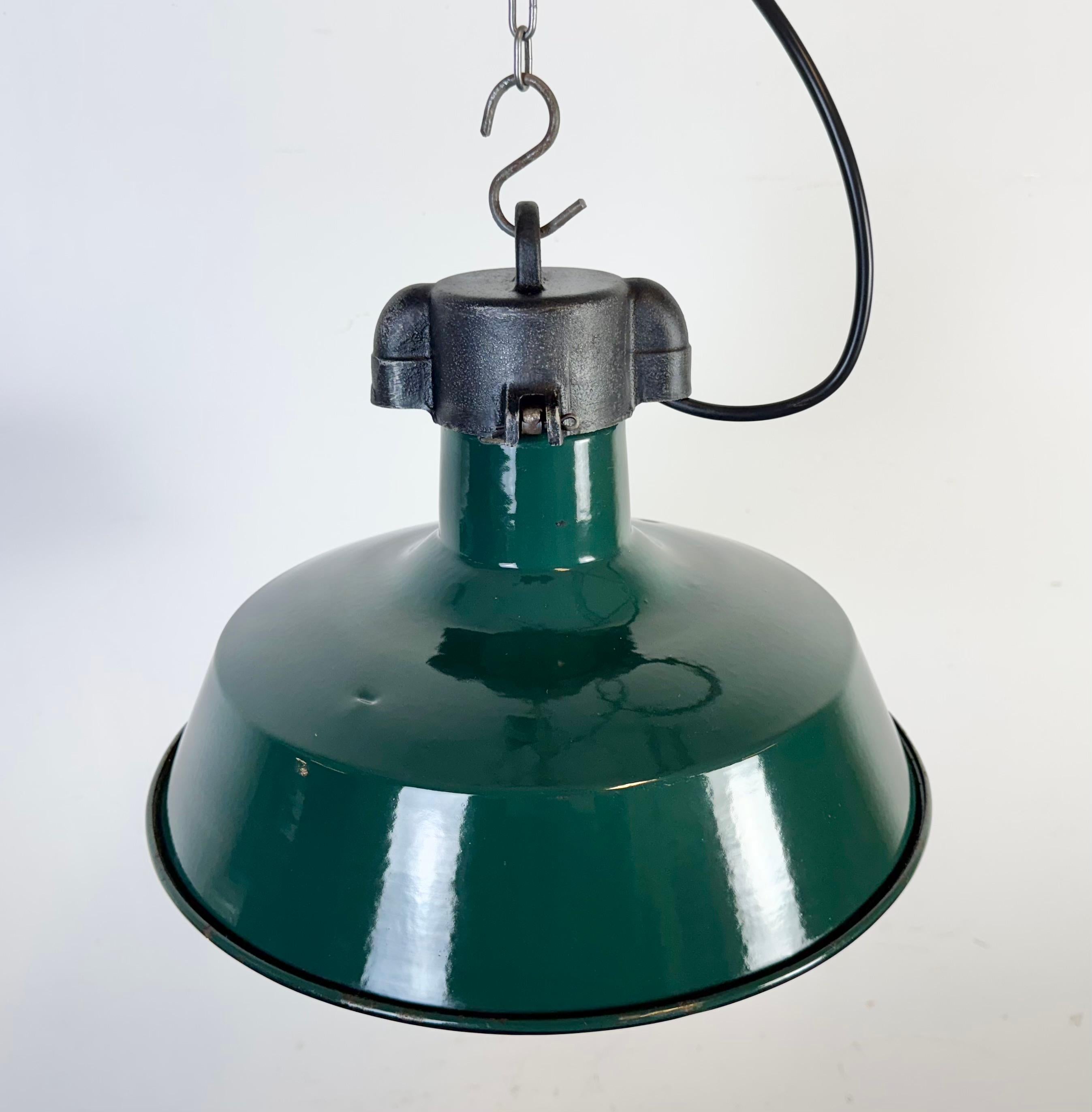 Lampada a sospensione industriale francese a smalto verde scuro, anni '60 in vendita 3