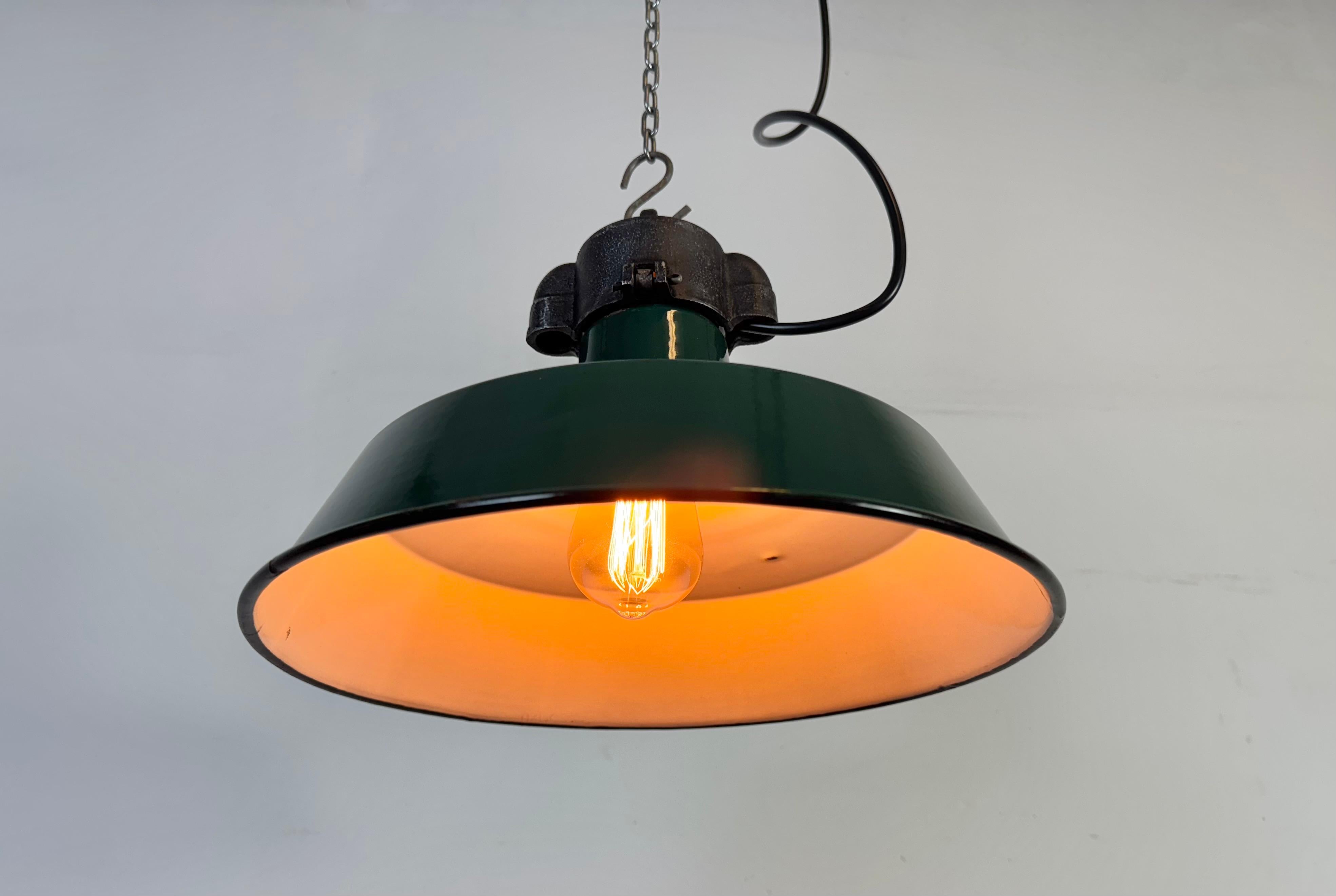 Lampada a sospensione industriale francese a smalto verde scuro, anni '60 in vendita 5