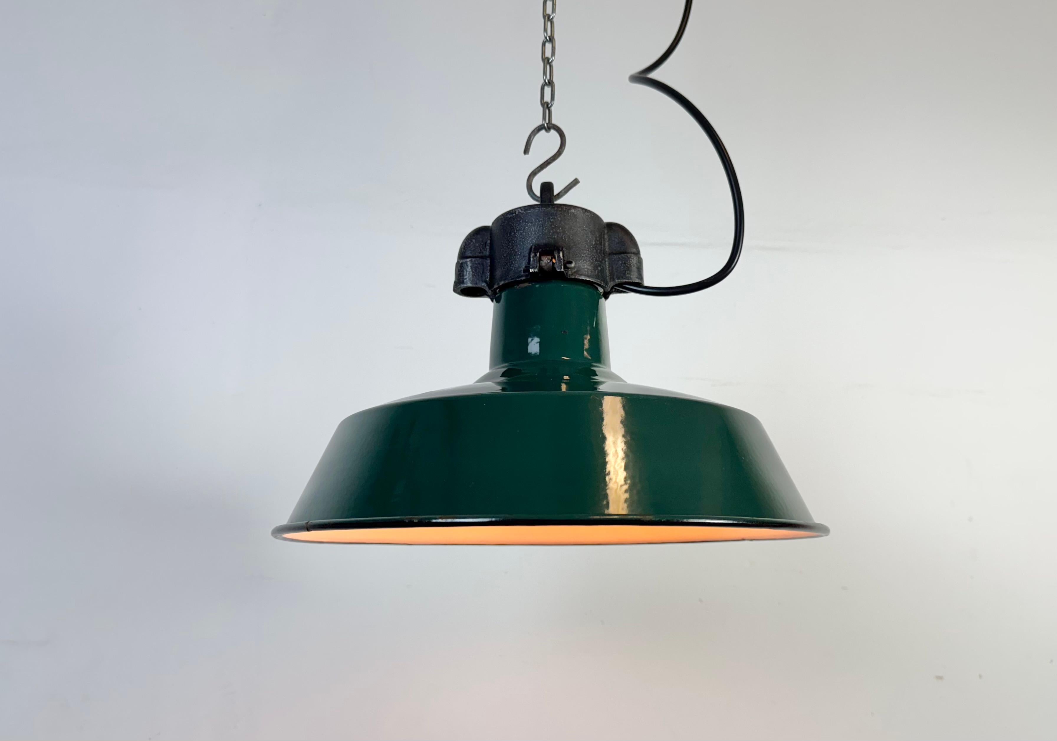 Lampada a sospensione industriale francese a smalto verde scuro, anni '60 in vendita 6