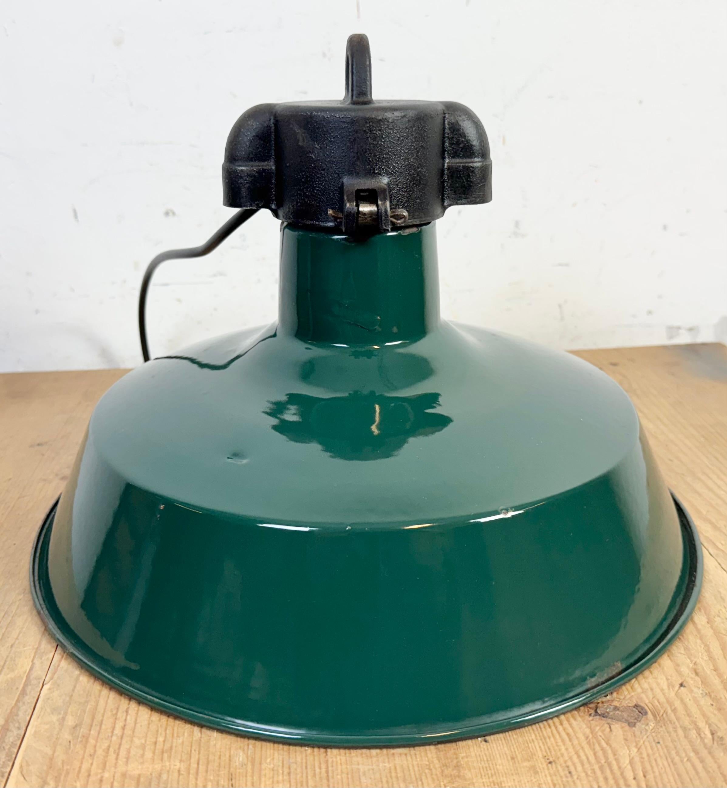 Lampada a sospensione industriale francese a smalto verde scuro, anni '60 in vendita 7