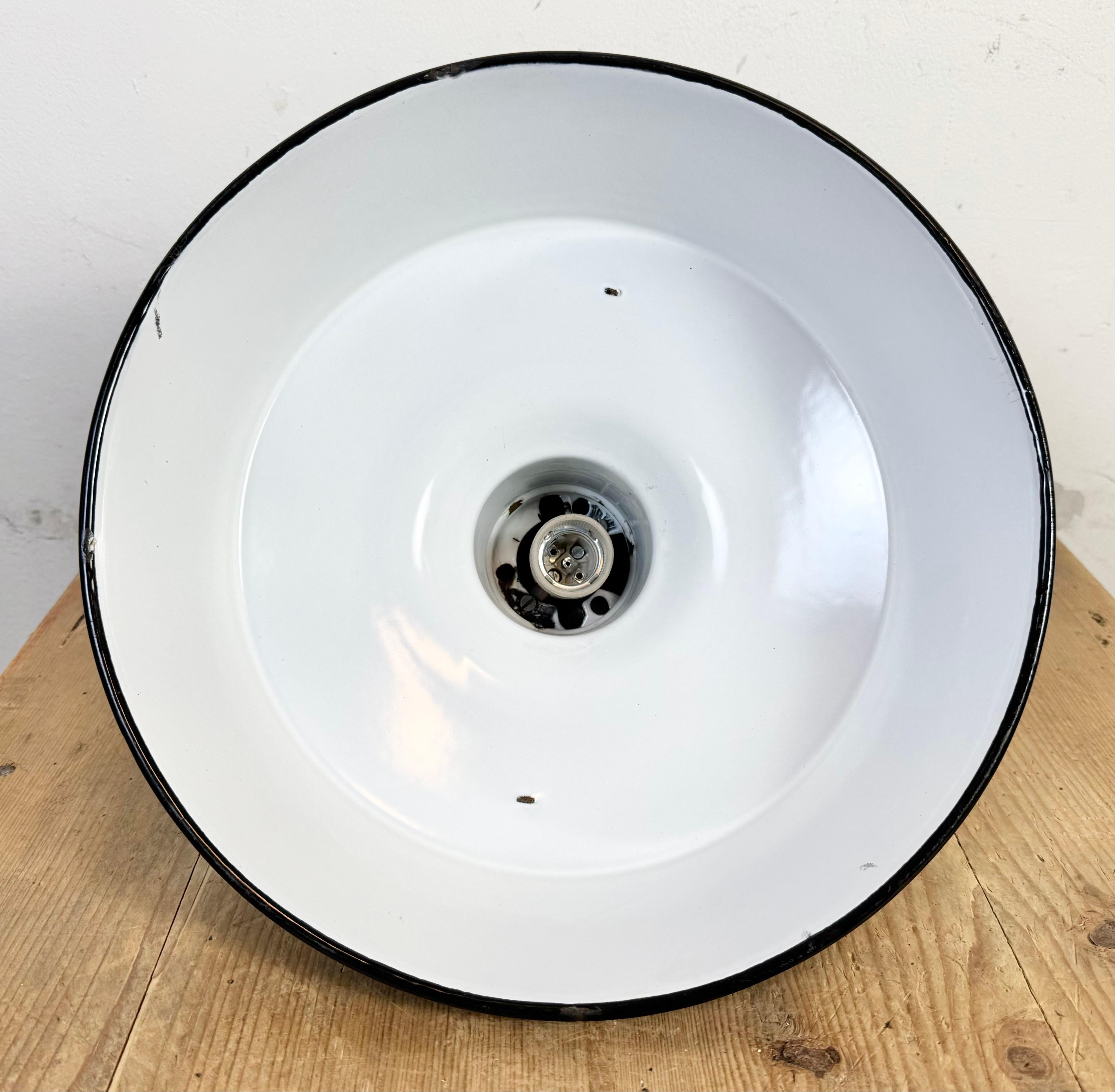 Lampada a sospensione industriale francese a smalto verde scuro, anni '60 in vendita 9