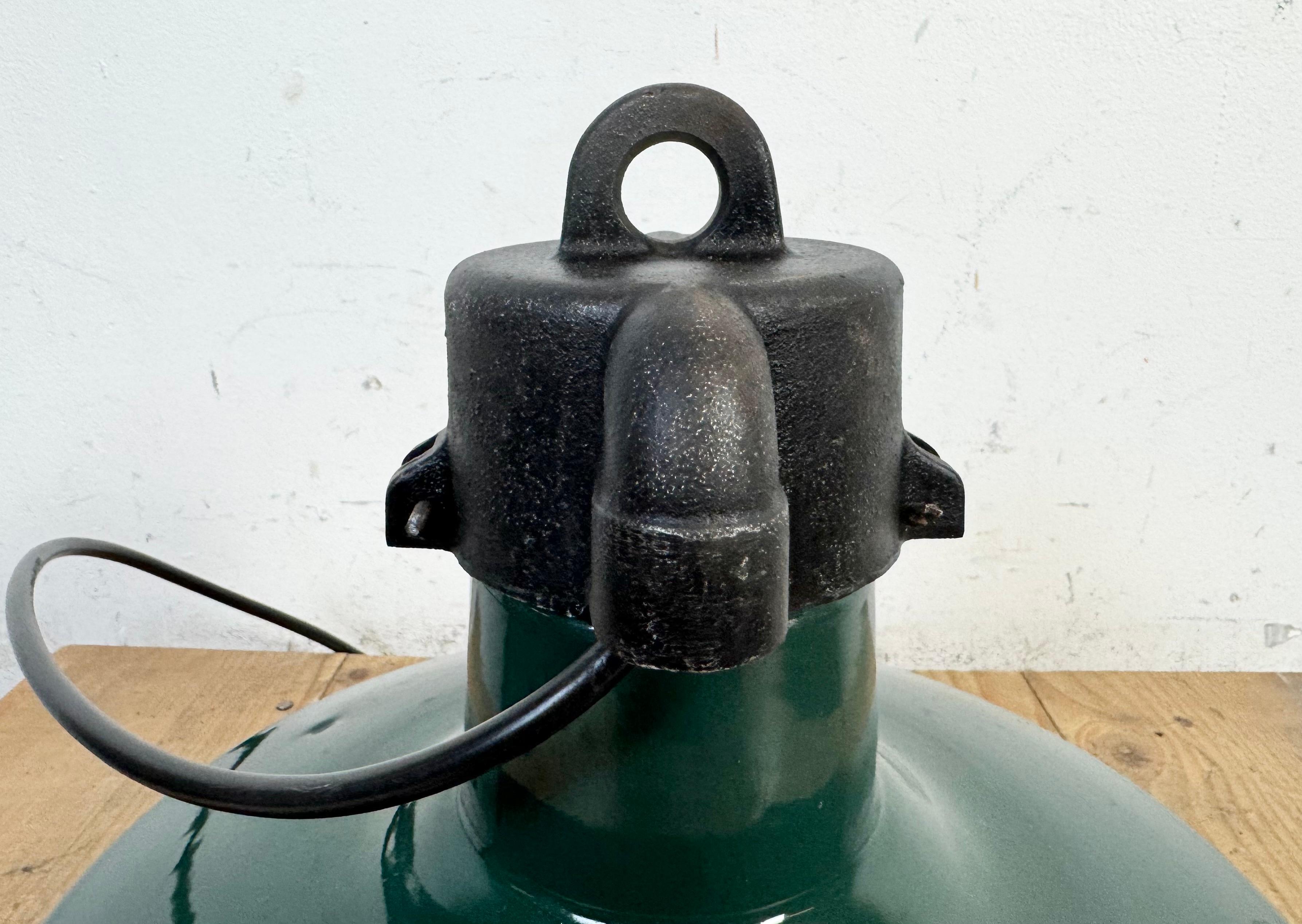 Lampada a sospensione industriale francese a smalto verde scuro, anni '60 in vendita 10