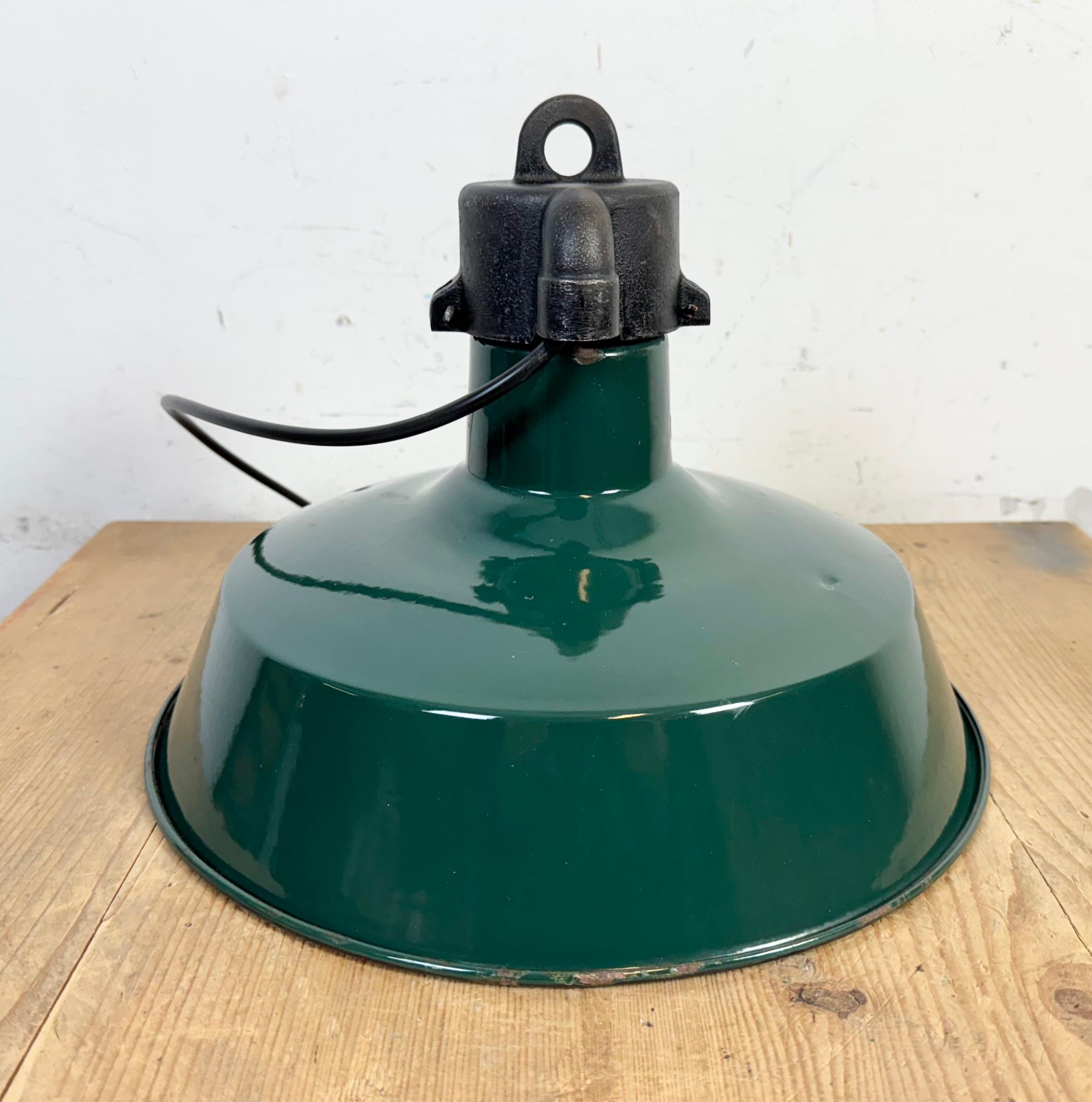 Lampada a sospensione industriale francese a smalto verde scuro, anni '60 in vendita 11