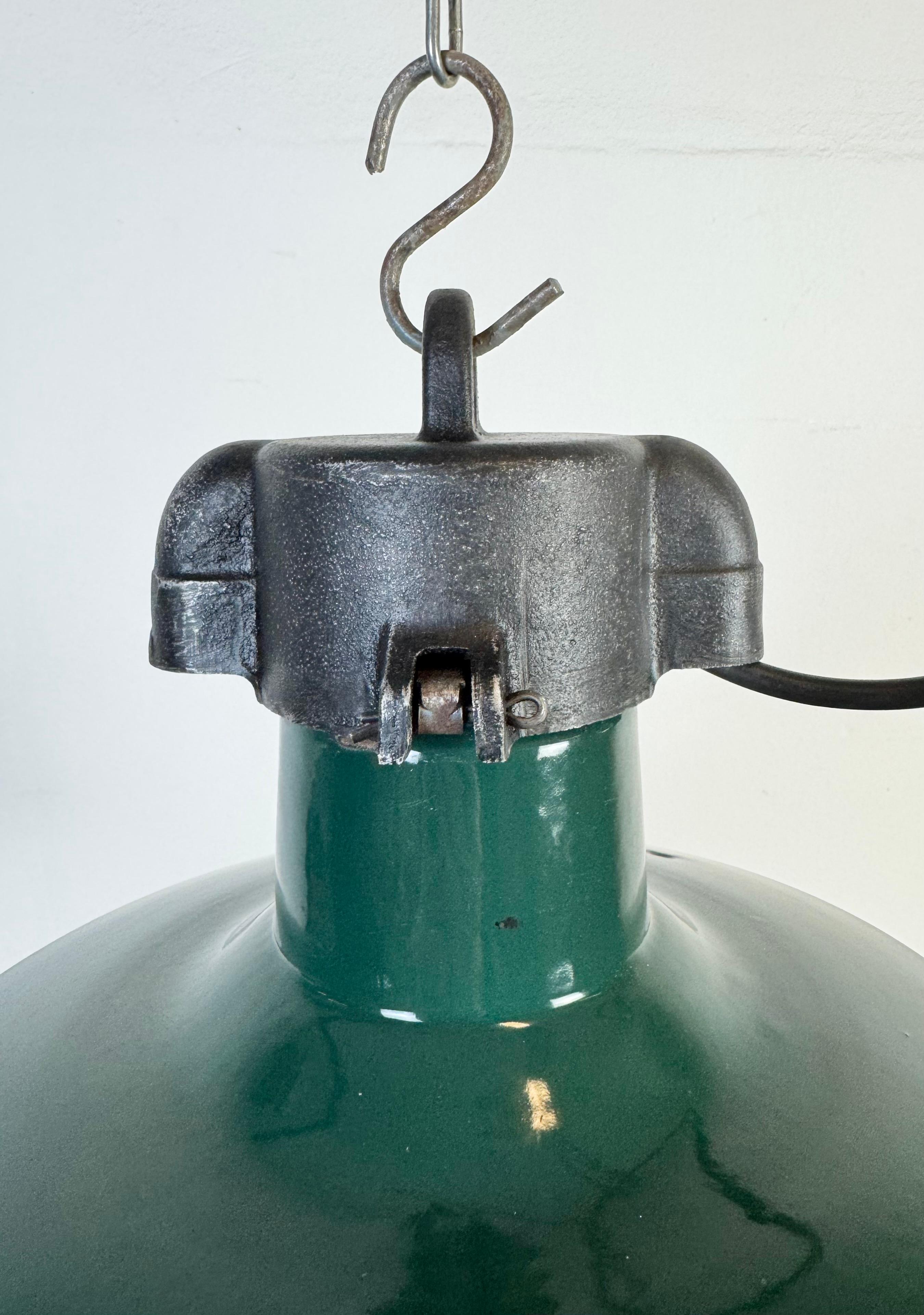 Francese Lampada a sospensione industriale francese a smalto verde scuro, anni '60 in vendita