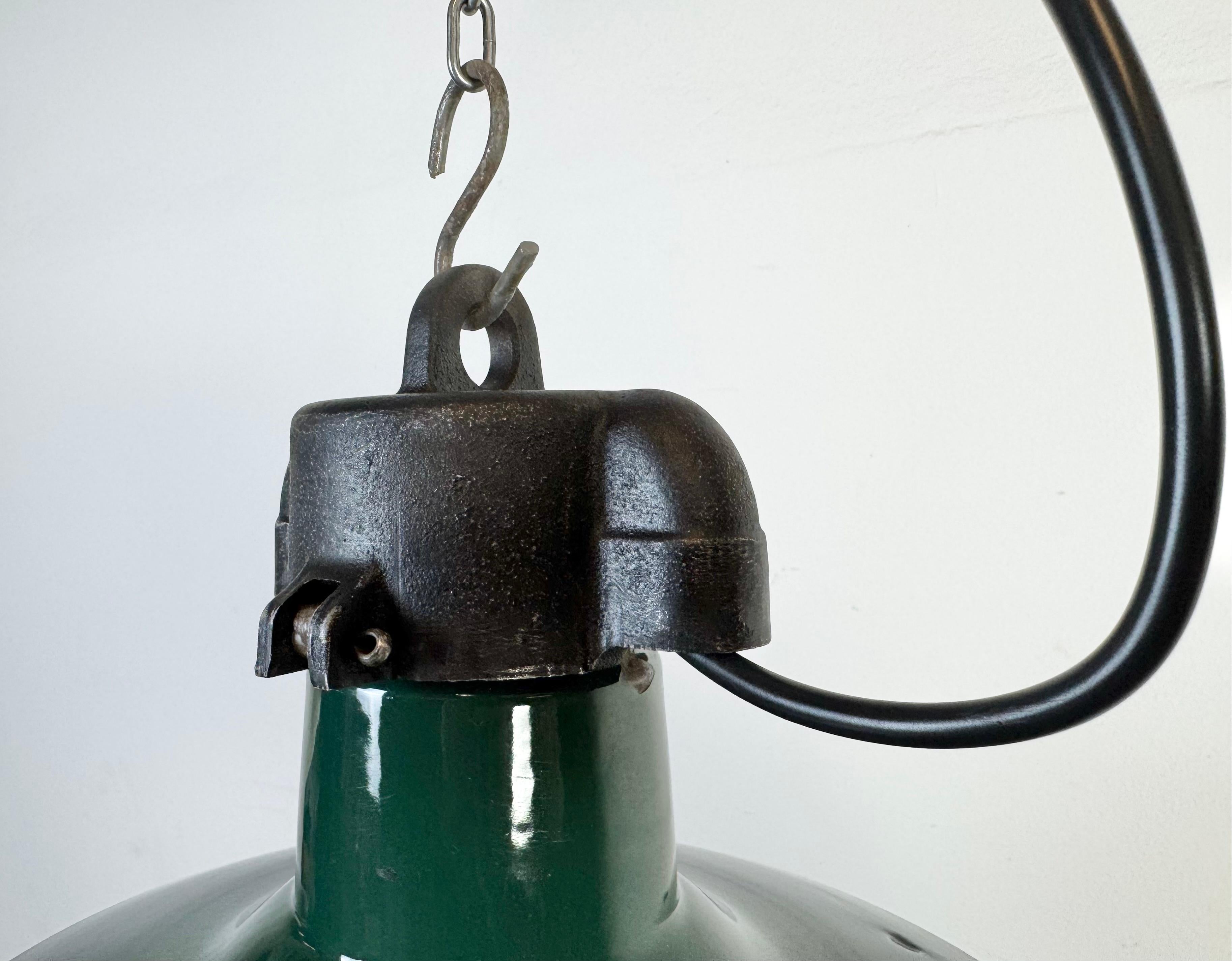 Lampada a sospensione industriale francese a smalto verde scuro, anni '60 In condizioni buone in vendita a Kojetice, CZ