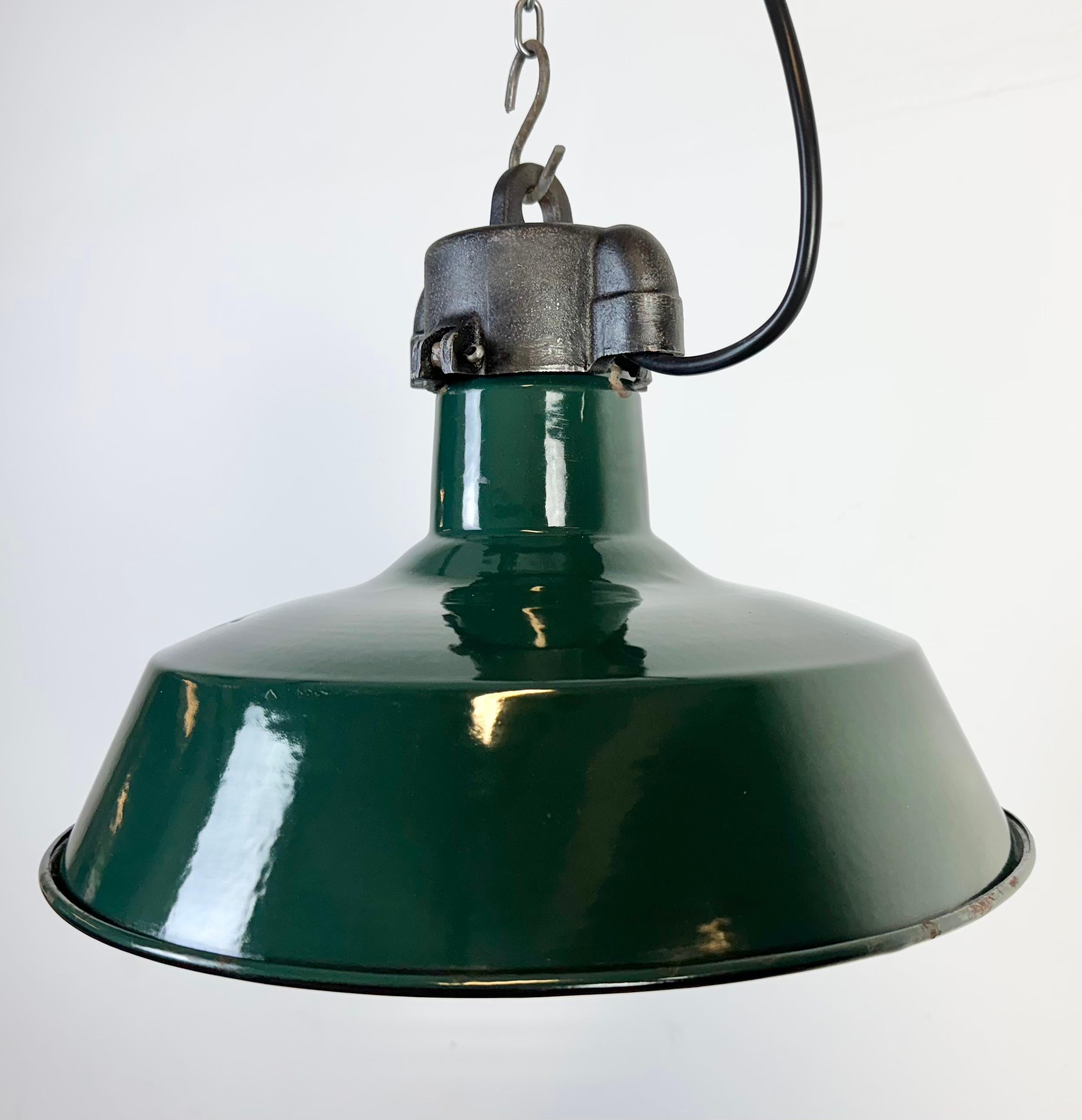 XX secolo Lampada a sospensione industriale francese a smalto verde scuro, anni '60 in vendita