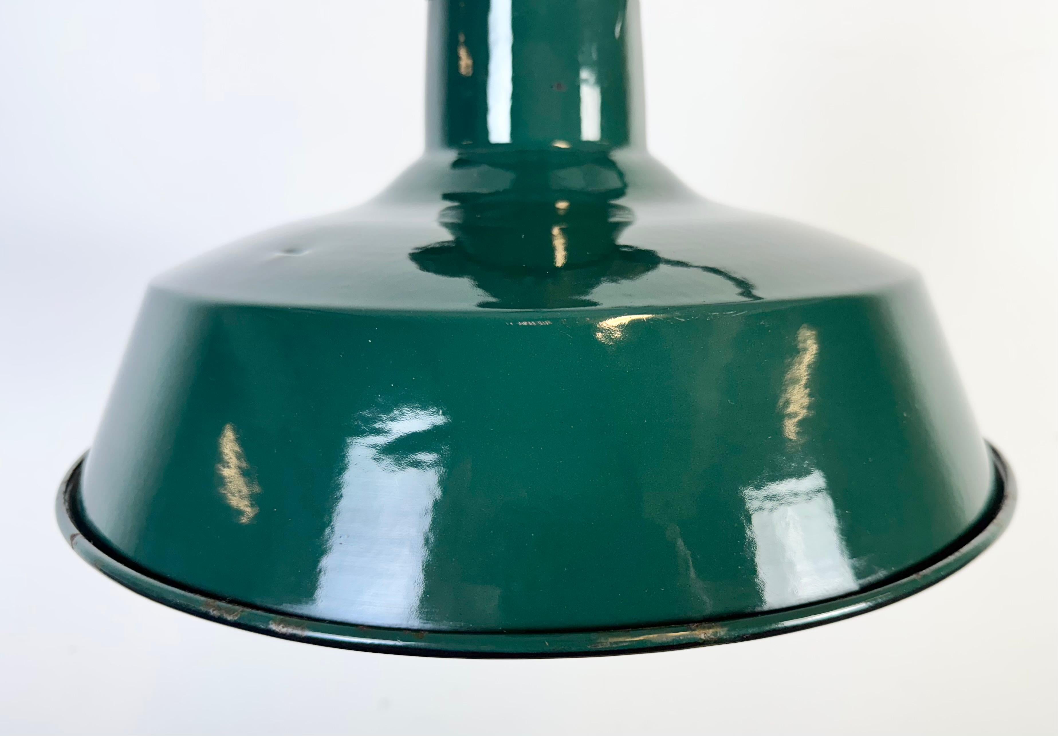Smalto Lampada a sospensione industriale francese a smalto verde scuro, anni '60 in vendita