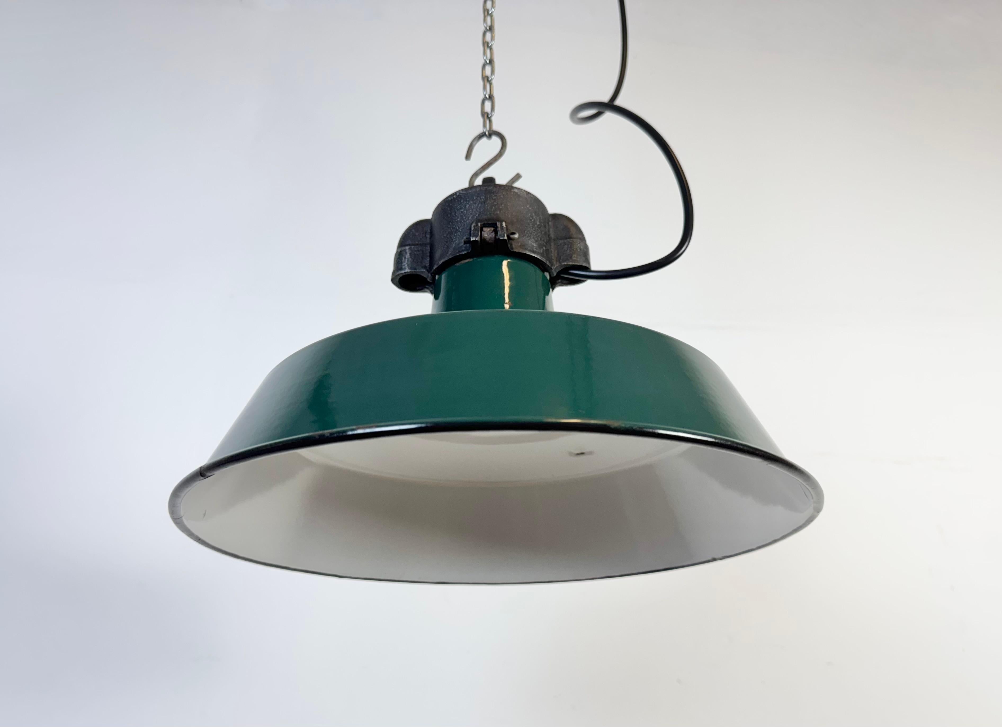 Lampada a sospensione industriale francese a smalto verde scuro, anni '60 in vendita 1