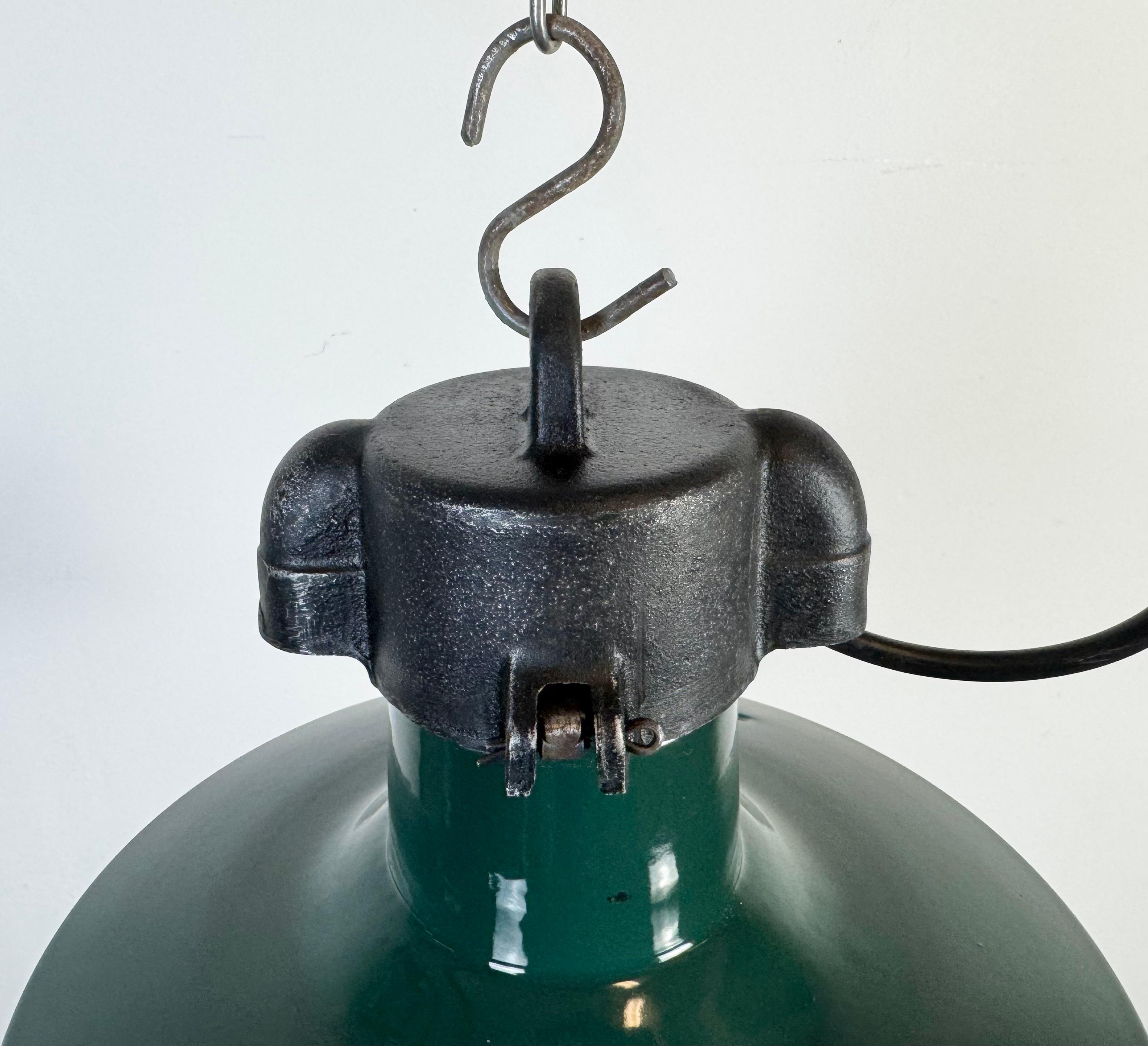 Lampada a sospensione industriale francese a smalto verde scuro, anni '60 in vendita 2