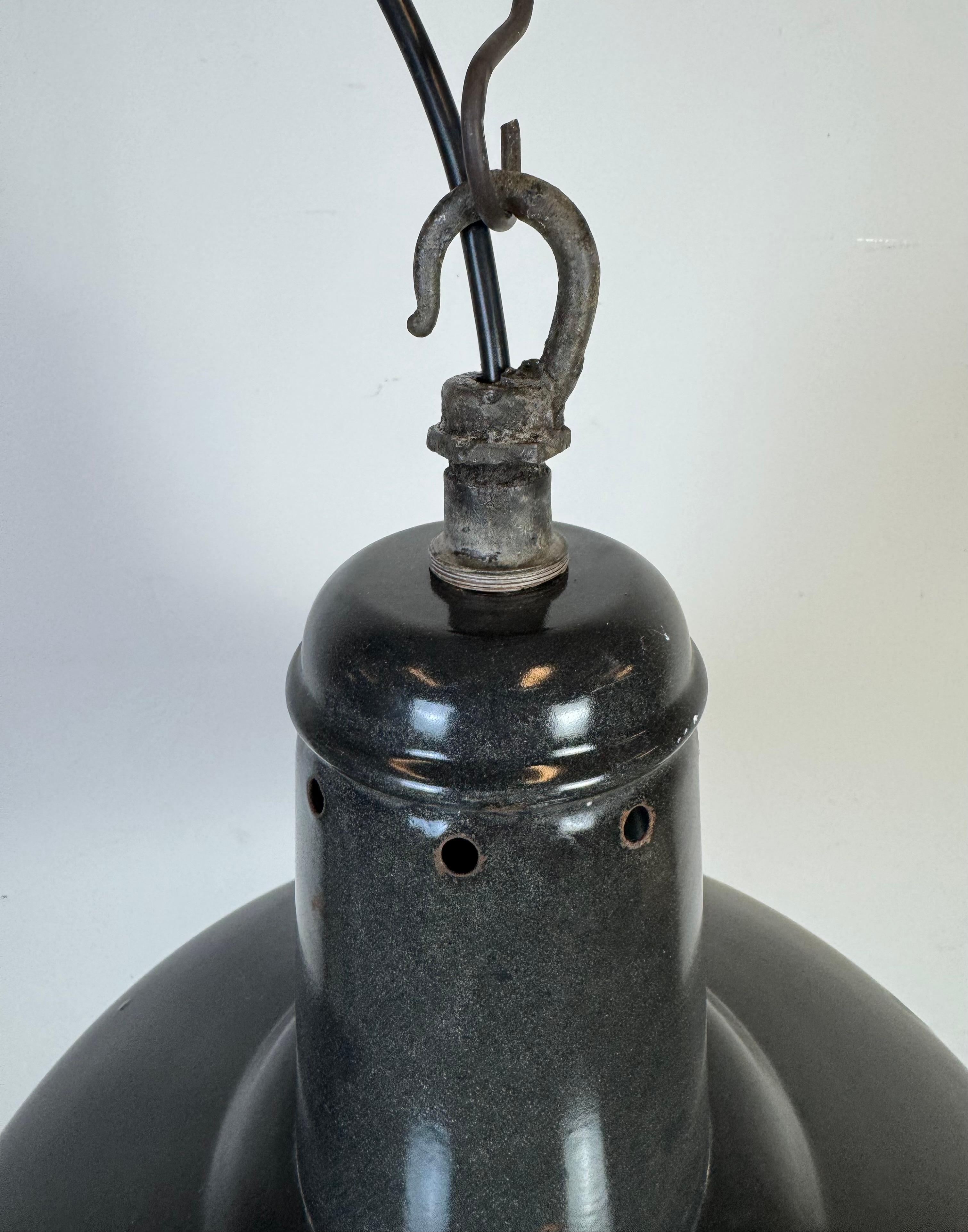 Lampada a sospensione industriale francese a smalto grigio scuro, anni '60 in vendita 3
