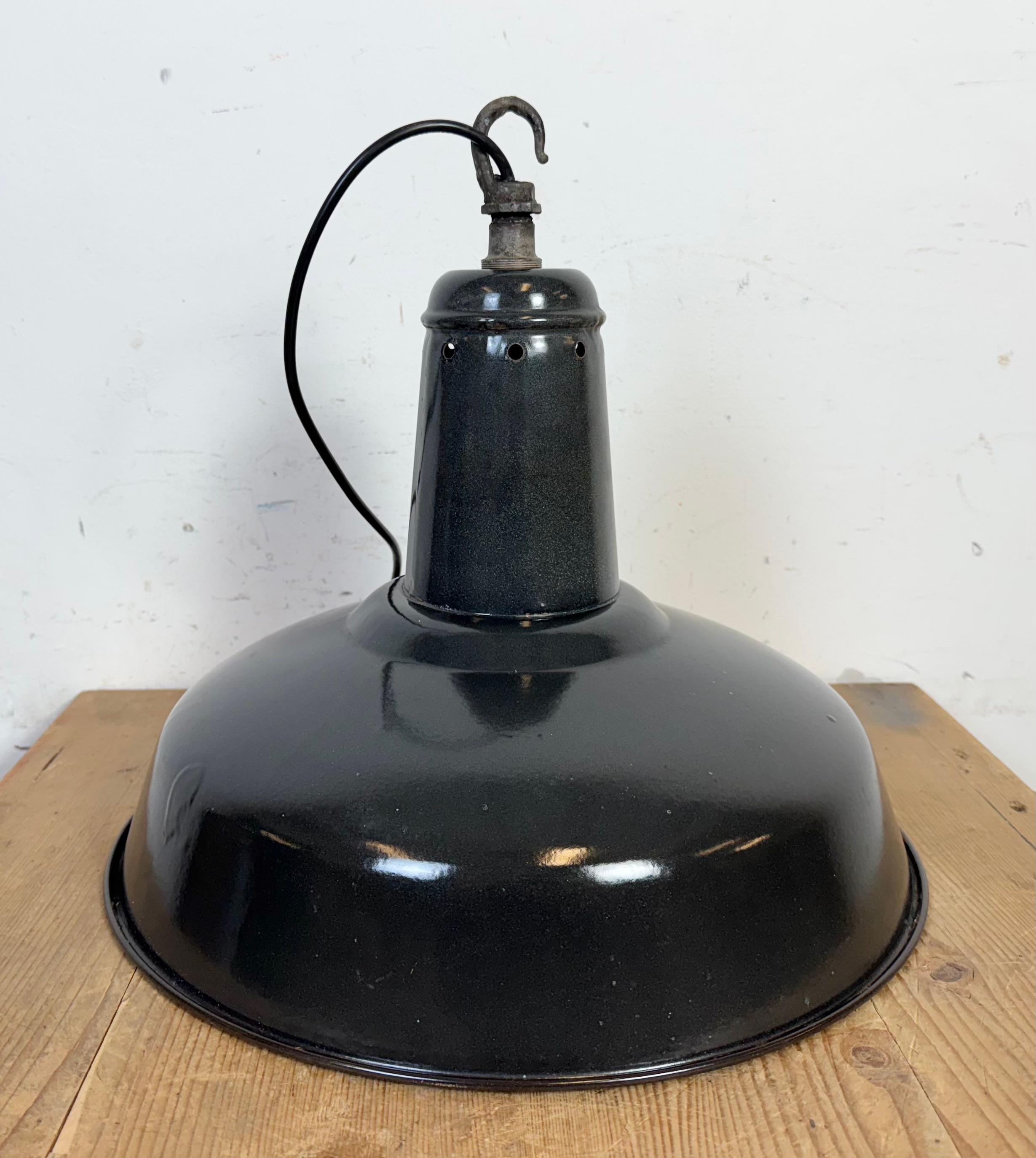 Lampada a sospensione industriale francese a smalto grigio scuro, anni '60 in vendita 4