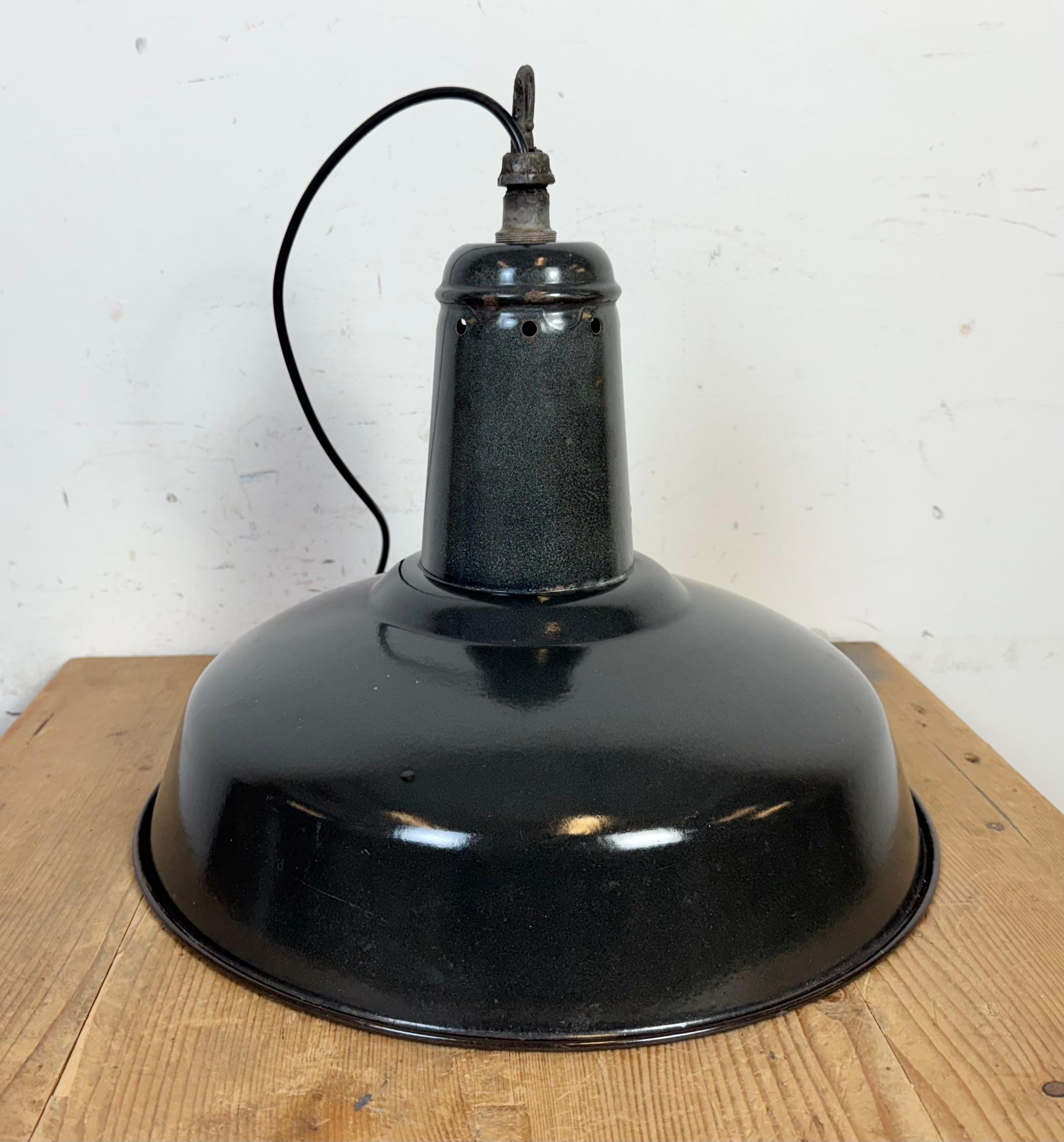 Lampada a sospensione industriale francese a smalto grigio scuro, anni '60 in vendita 5