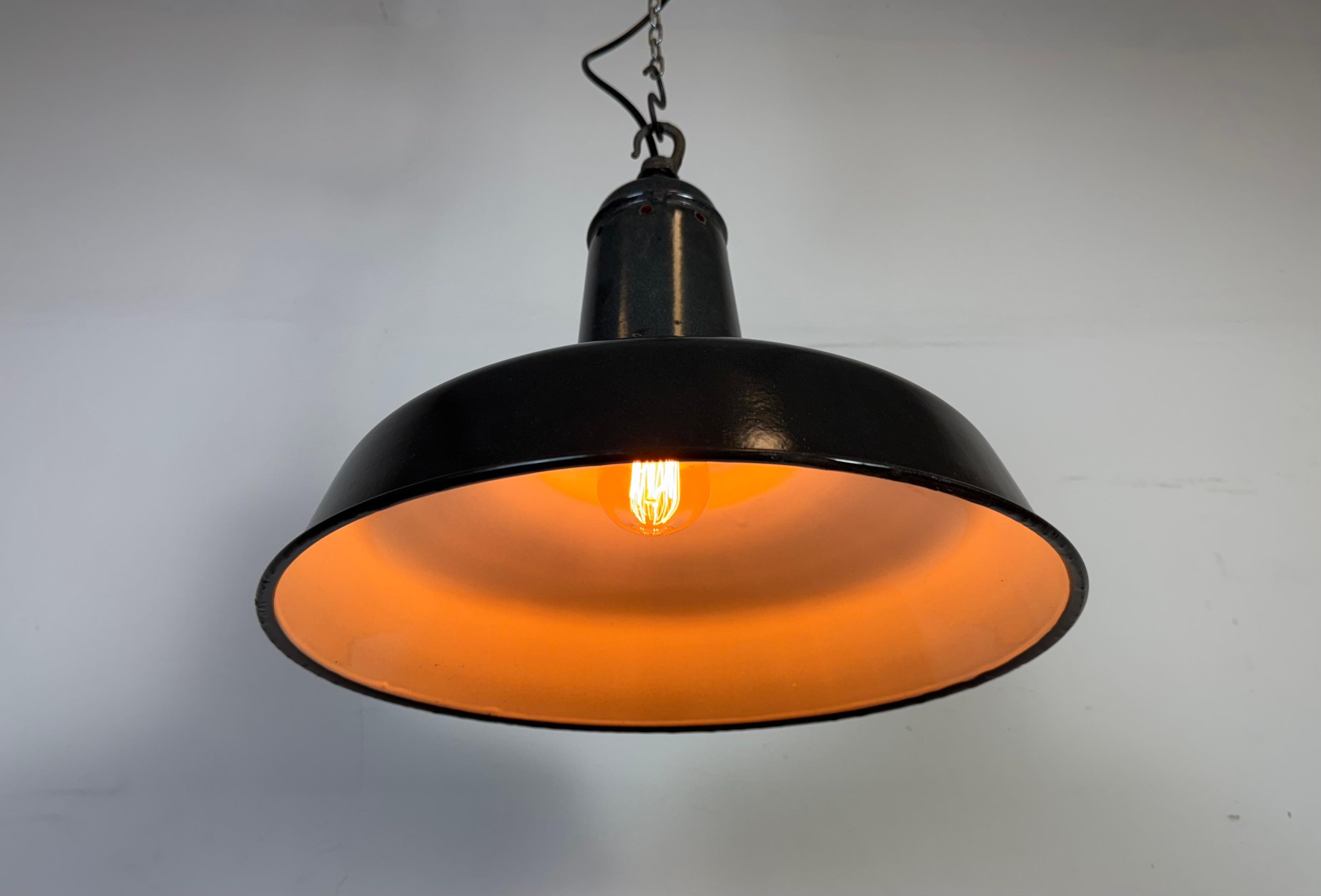Lampada a sospensione industriale francese a smalto grigio scuro, anni '60 in vendita 6